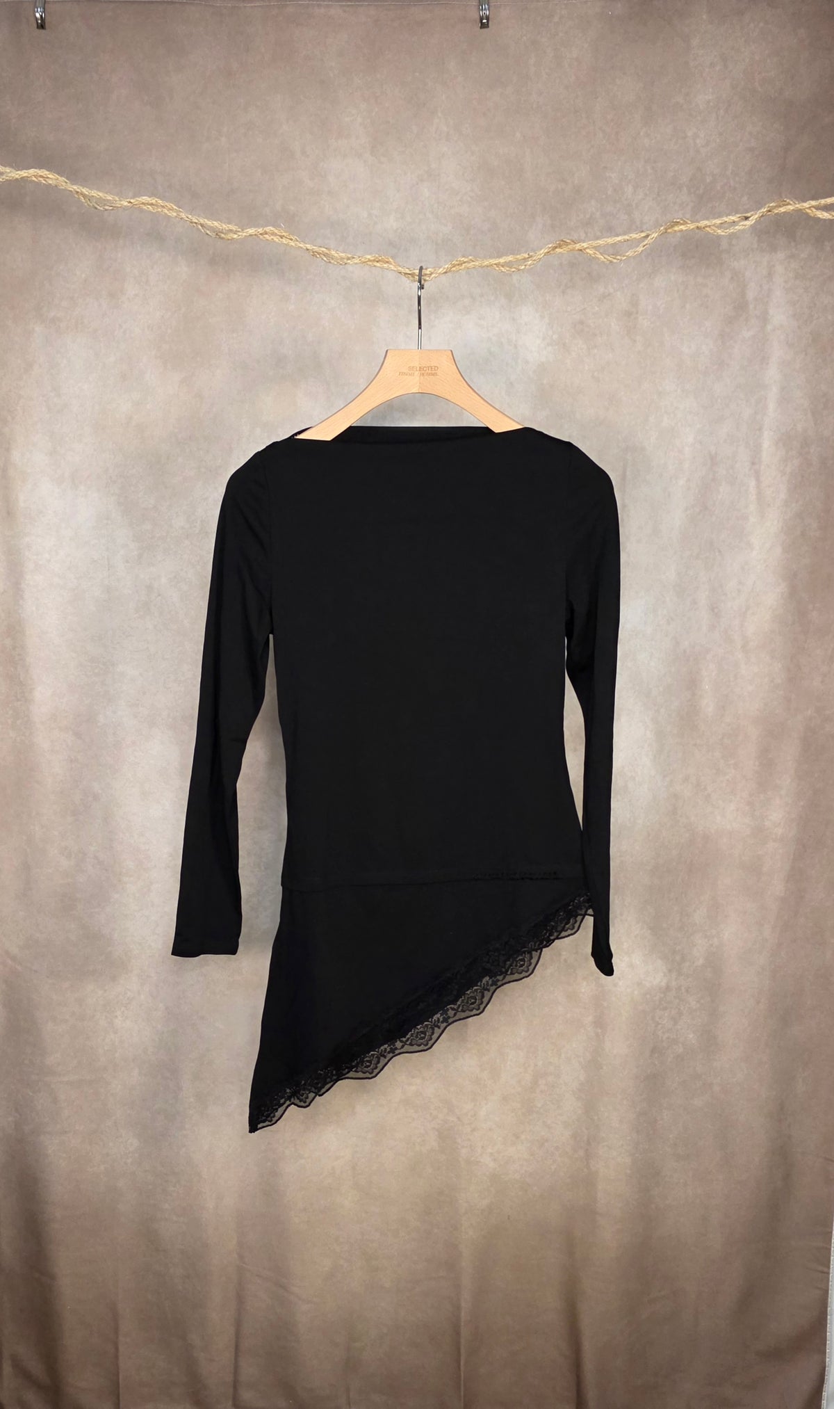 Top asimmetrico a  maniche lunghe