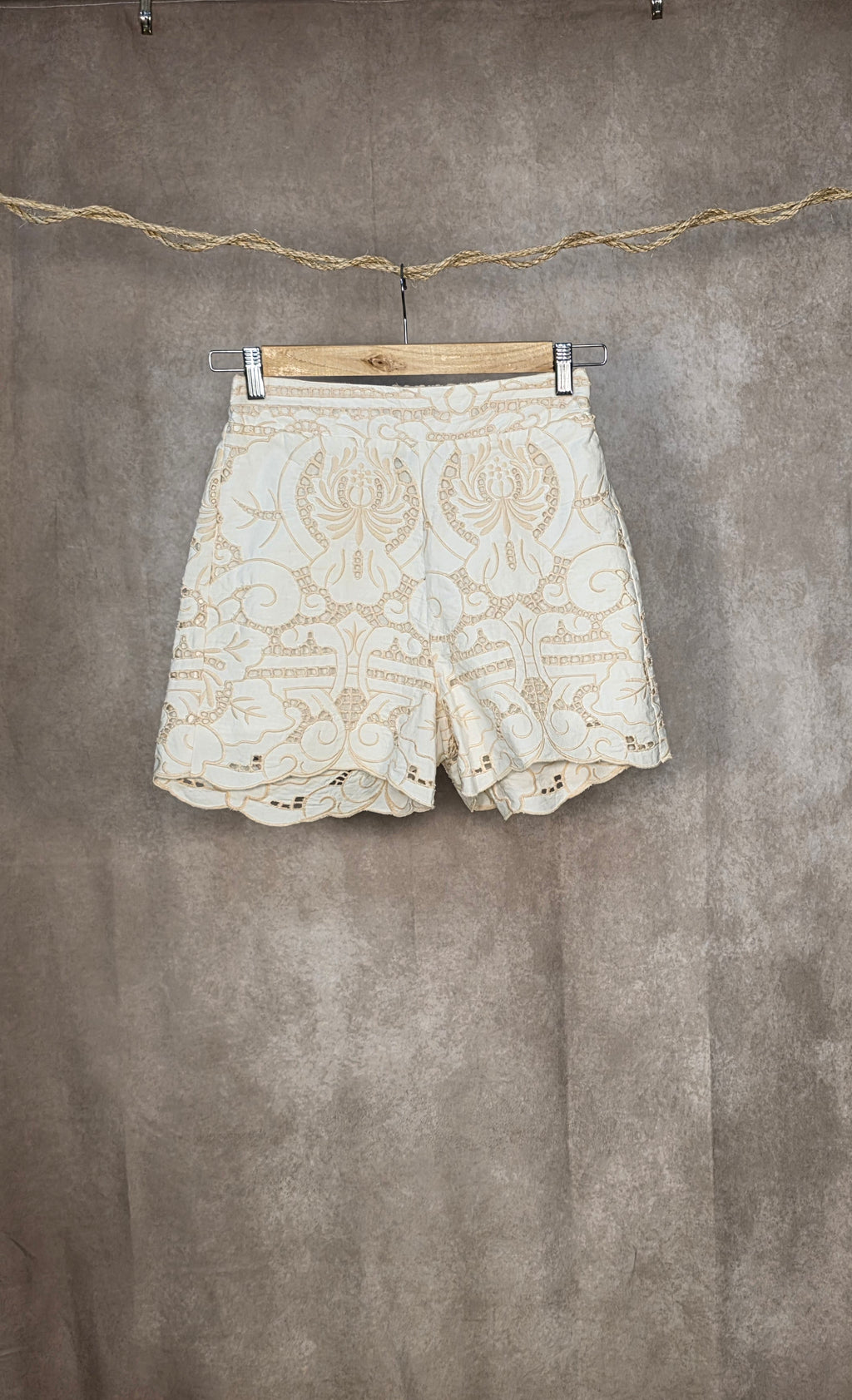 Pantaloncini con ricamo in sangallo