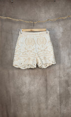Pantaloncini con ricamo in sangallo