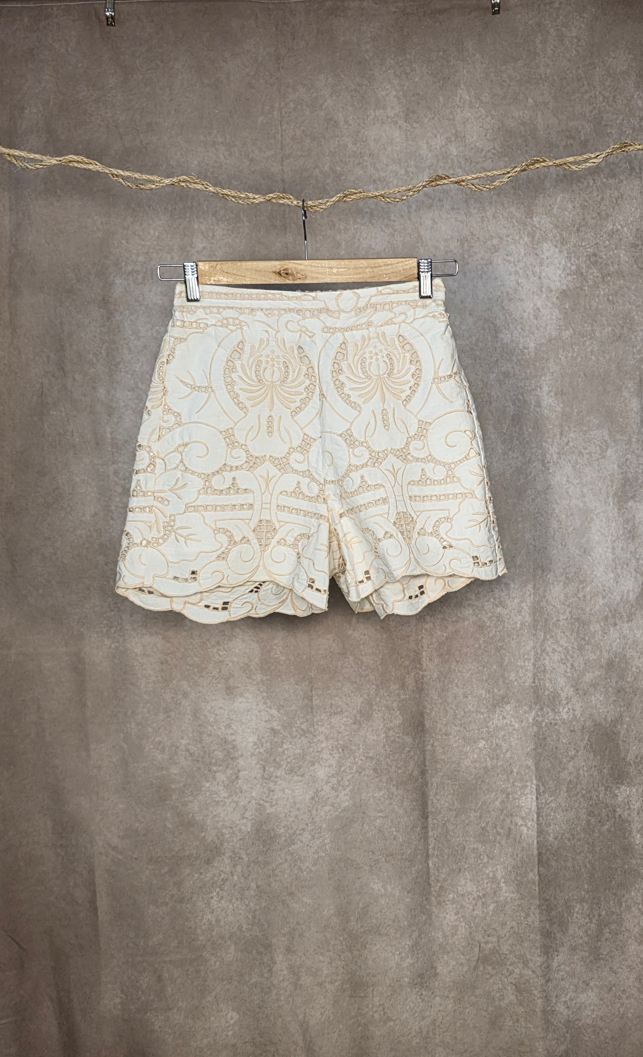 Pantaloncini con ricamo in sangallo