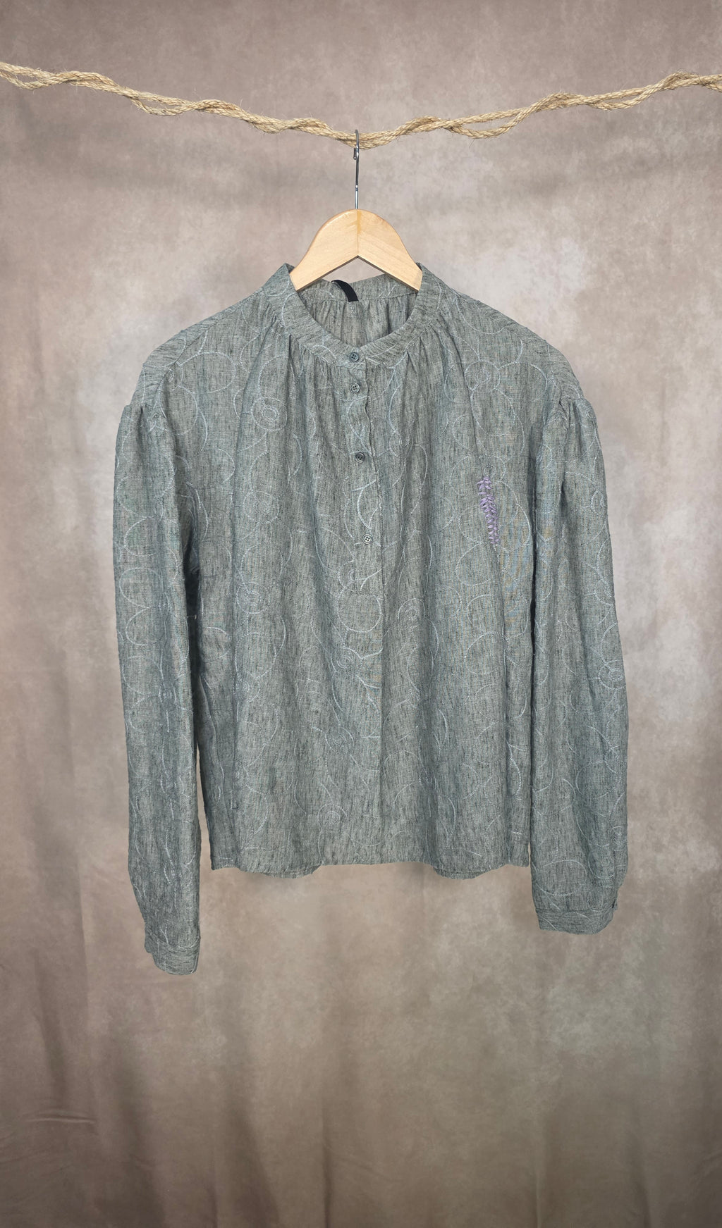 Camicia con motivi floreali ricamati