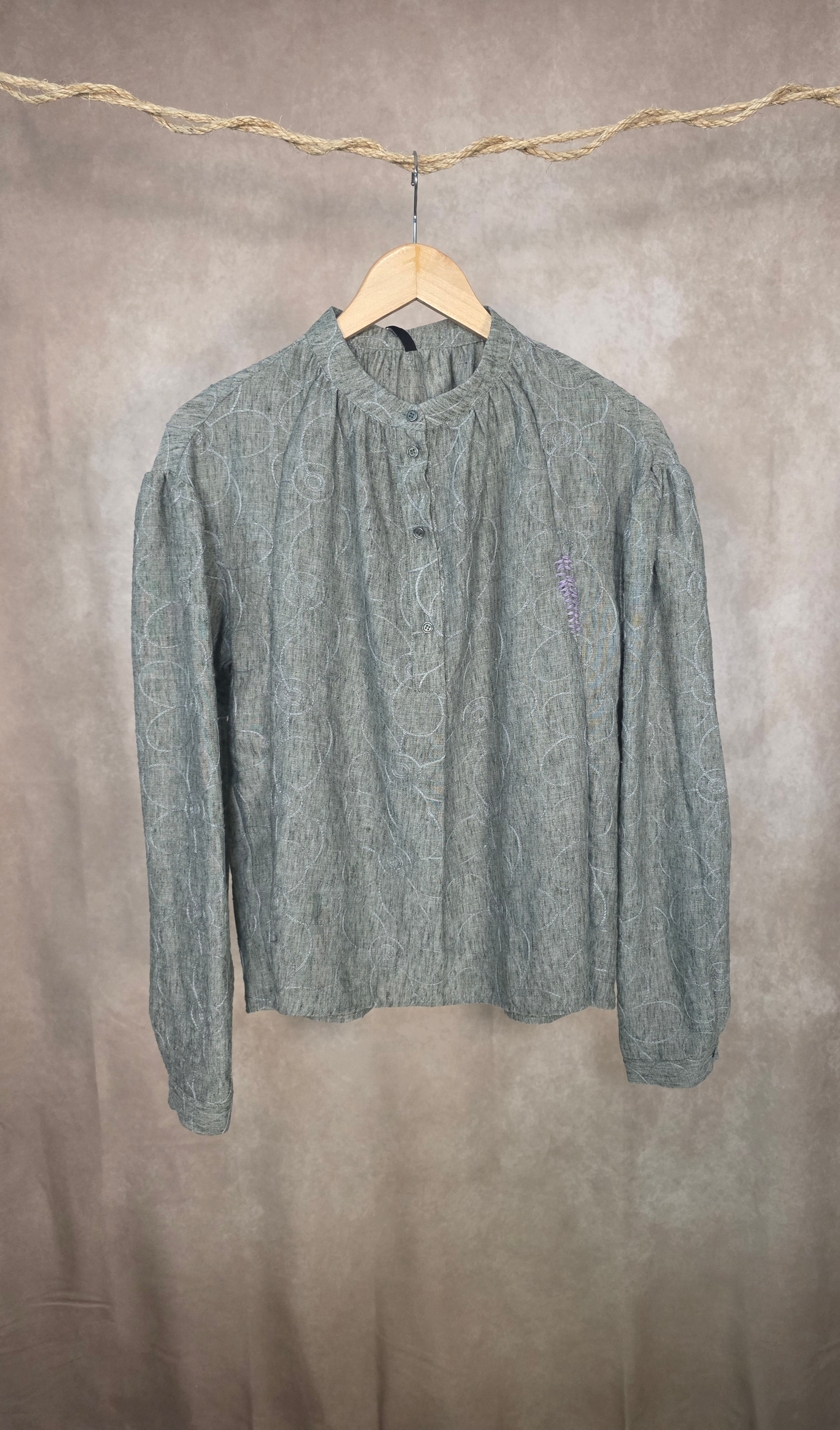 Camicia con motivi floreali ricamati