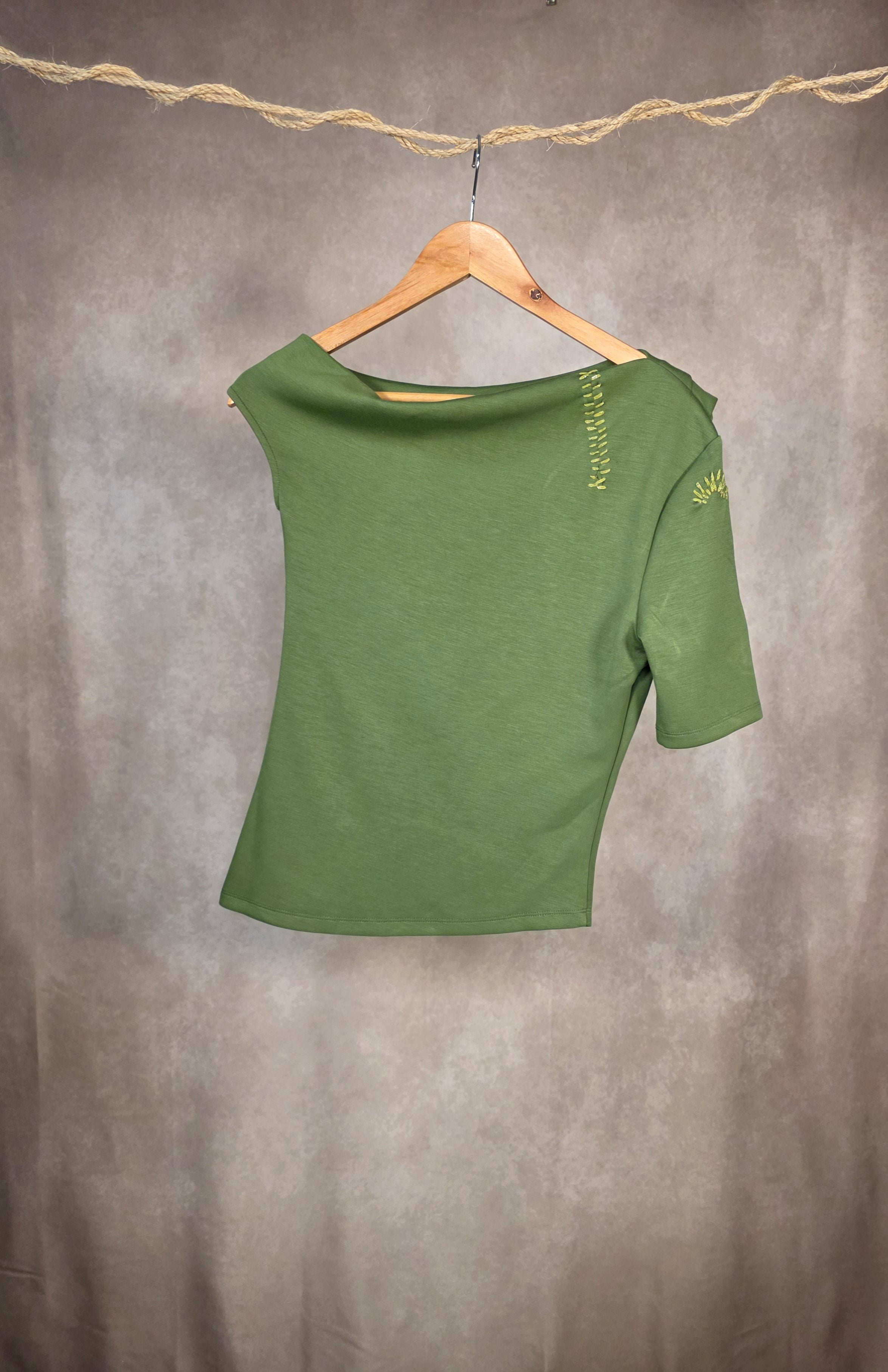 Top asimmetrico drappeggiato