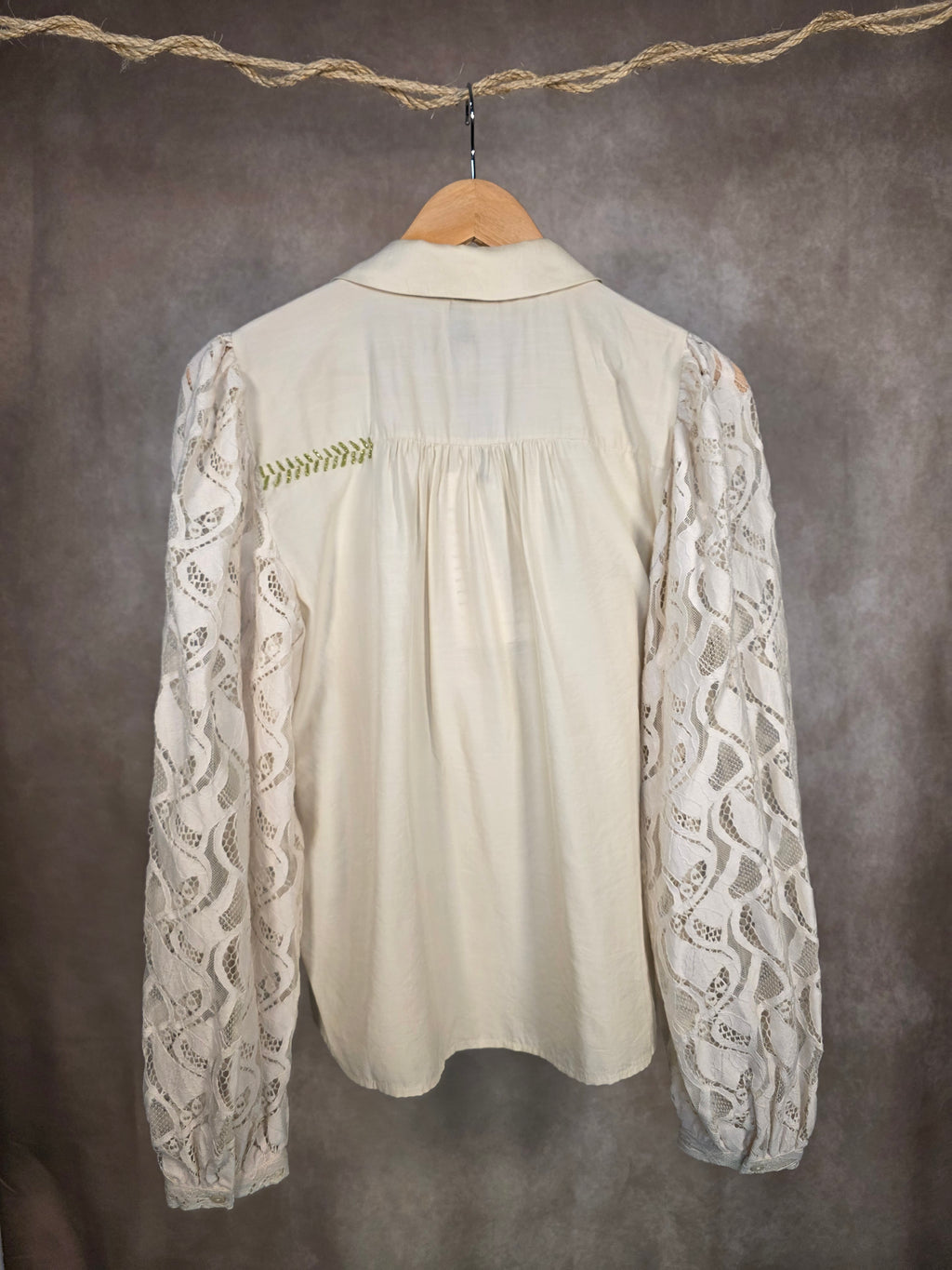 Camicia con maniche in pizzo
