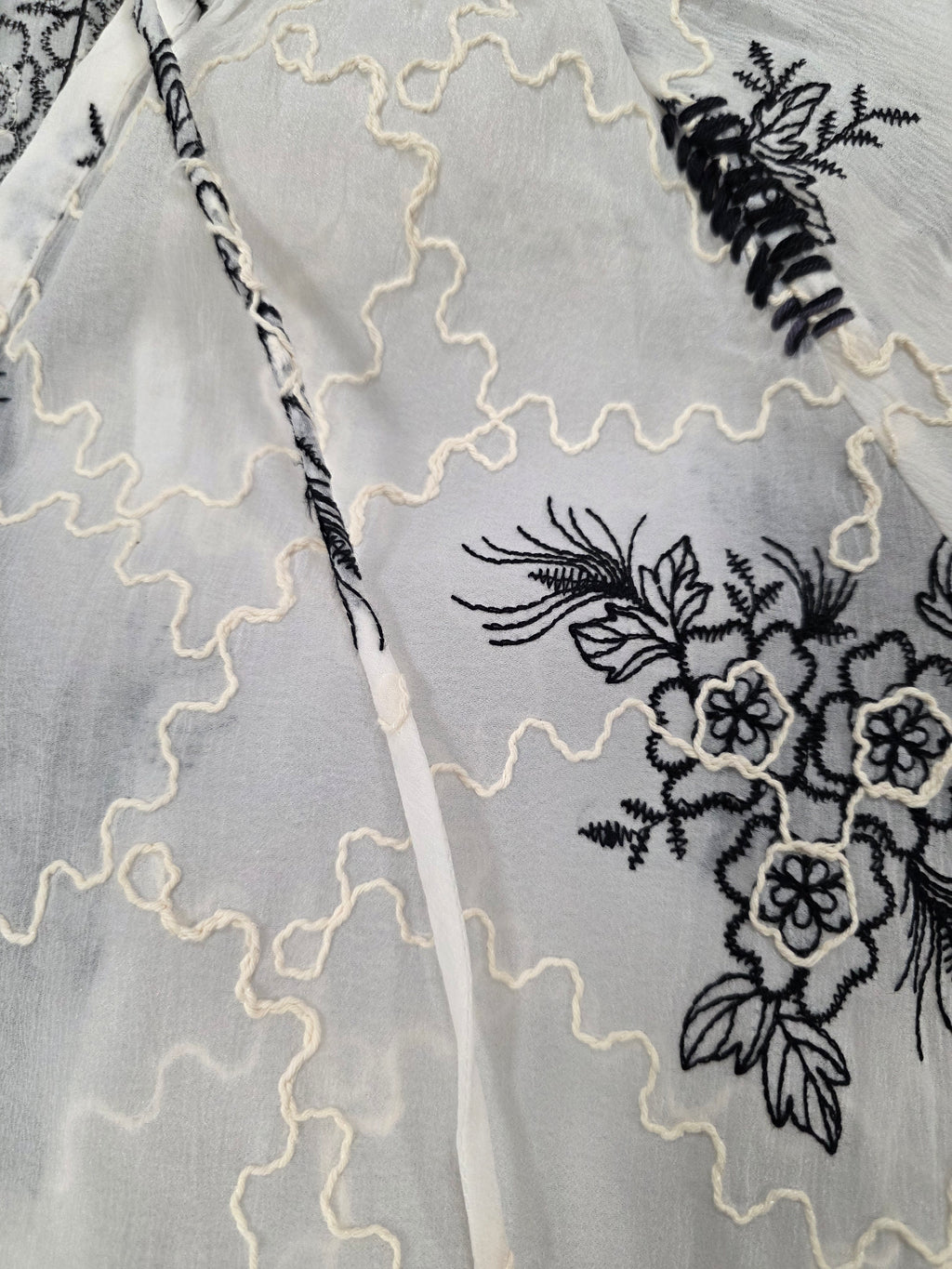 Camicia con ricami floreali neri