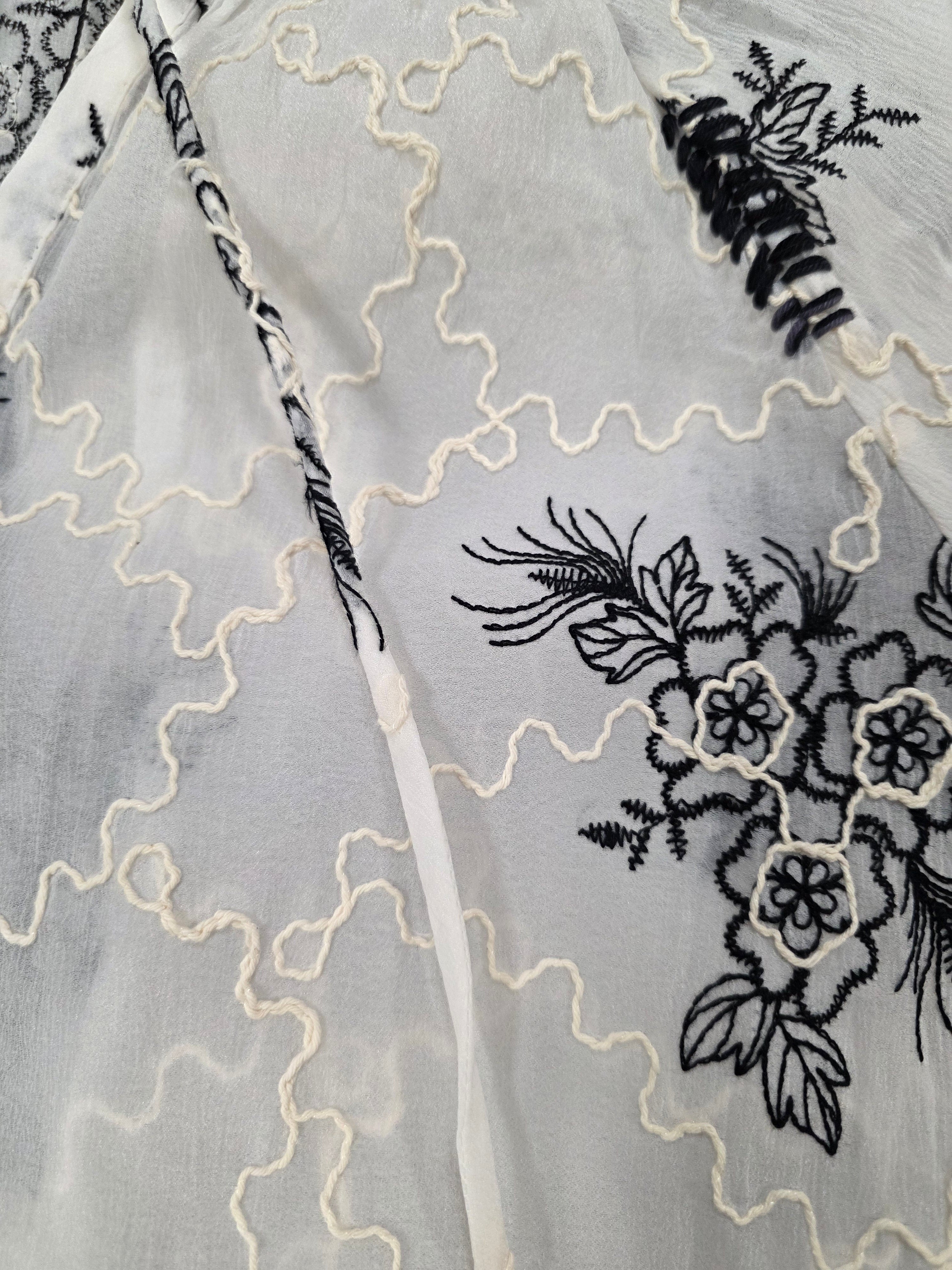 Camicia con ricami floreali neri