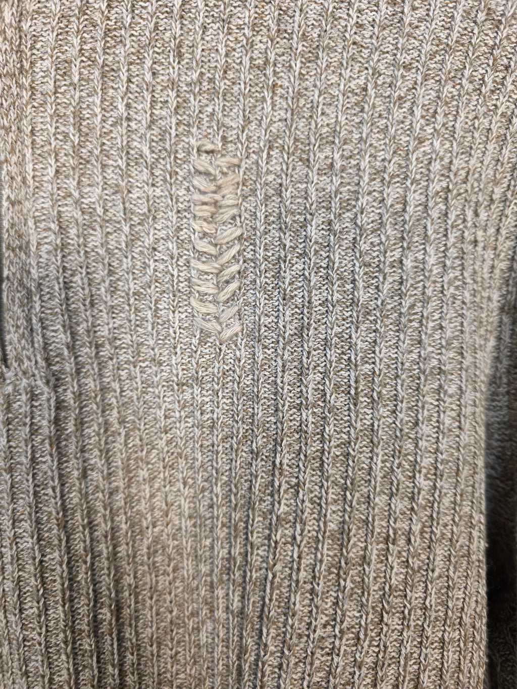 Maglione a coste con mezza zip