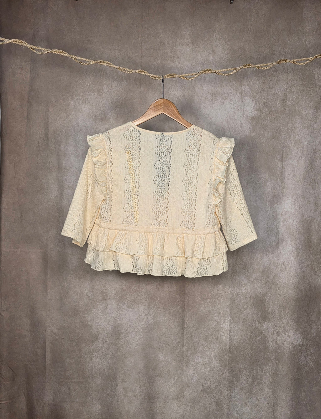 Camicia in pizzo con volant