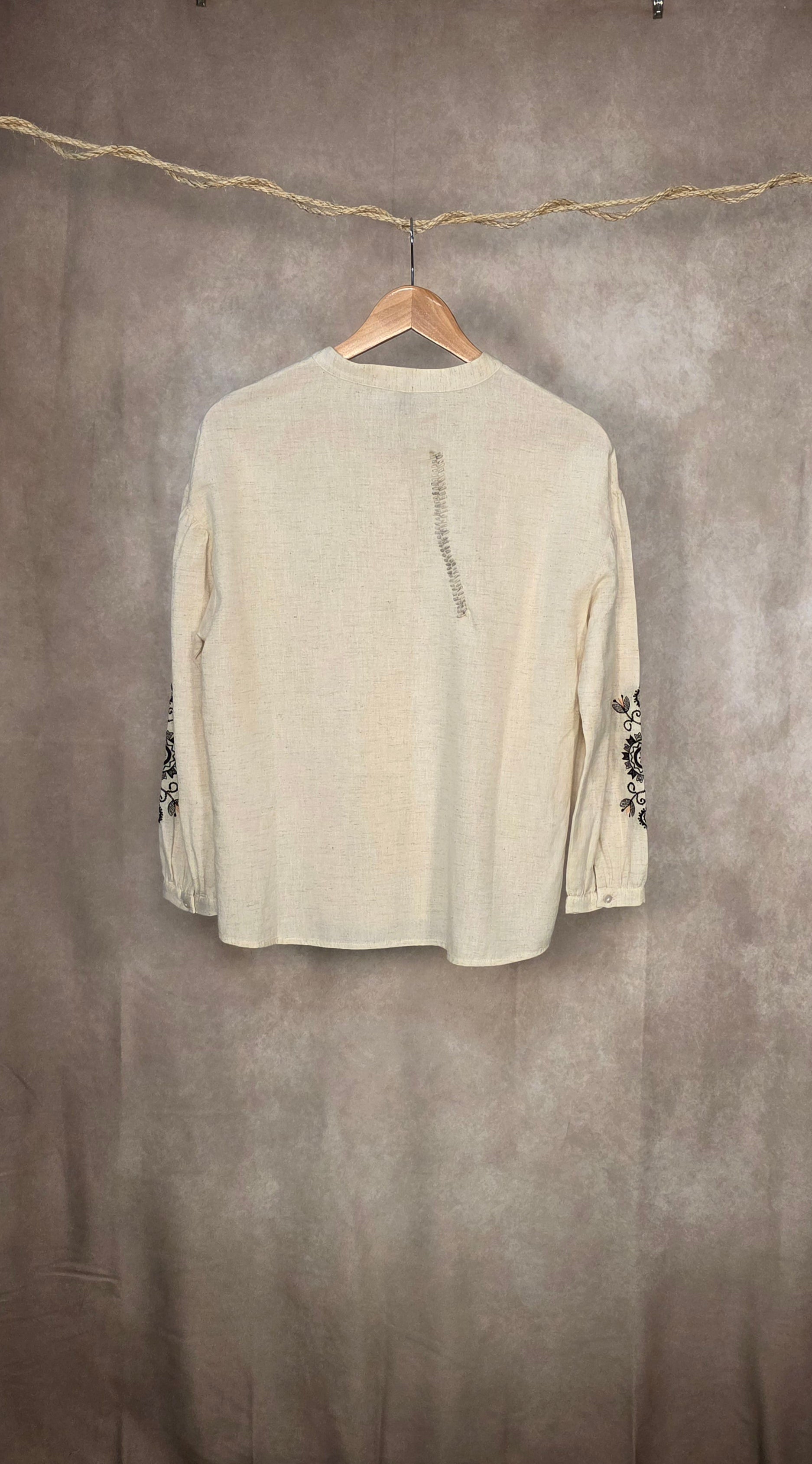 Camicia in misto cotone e lino con ricami sulle maniche