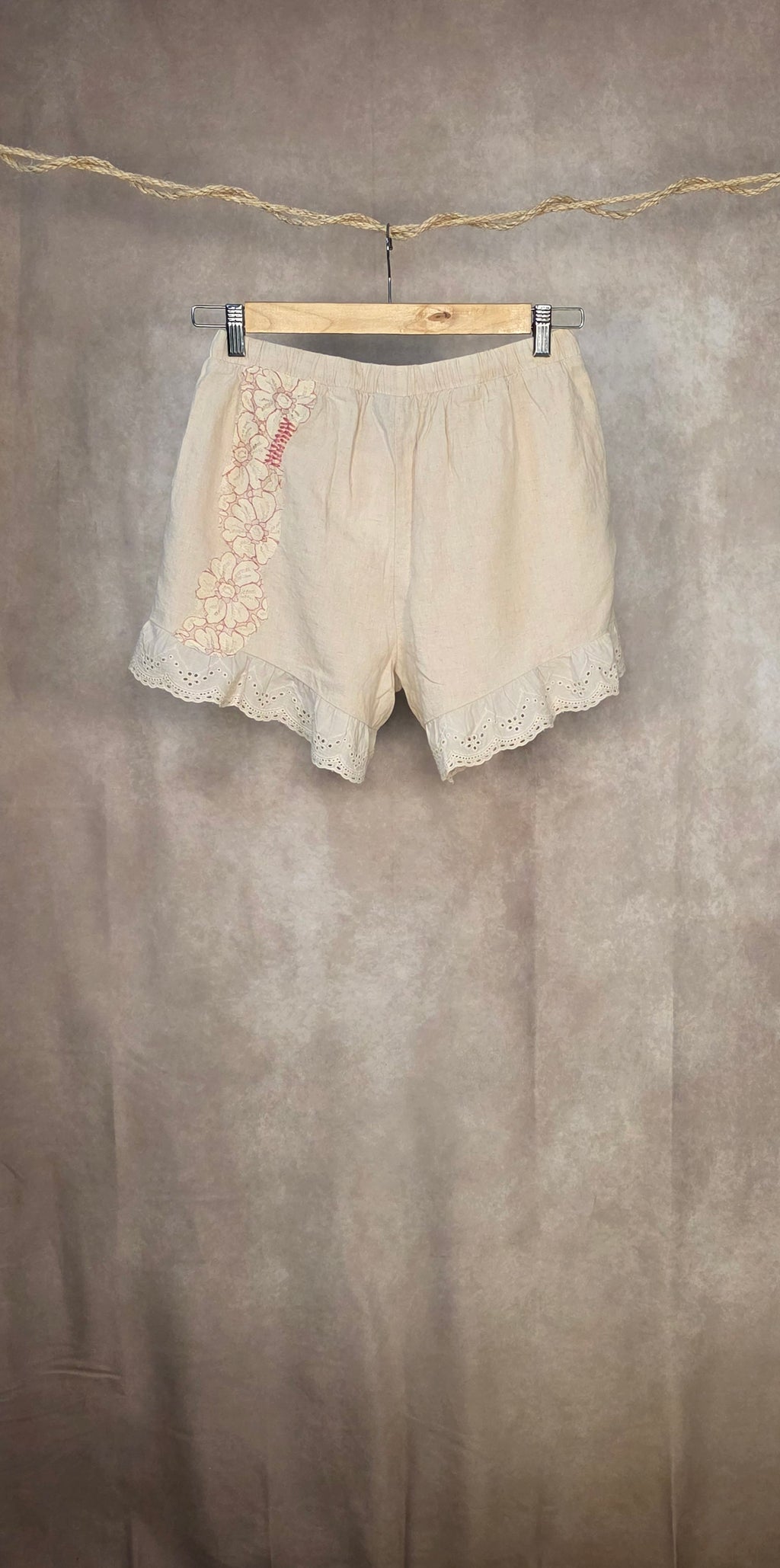 Shorts con delicati ricami floreali e bordo in pizzo sangallo