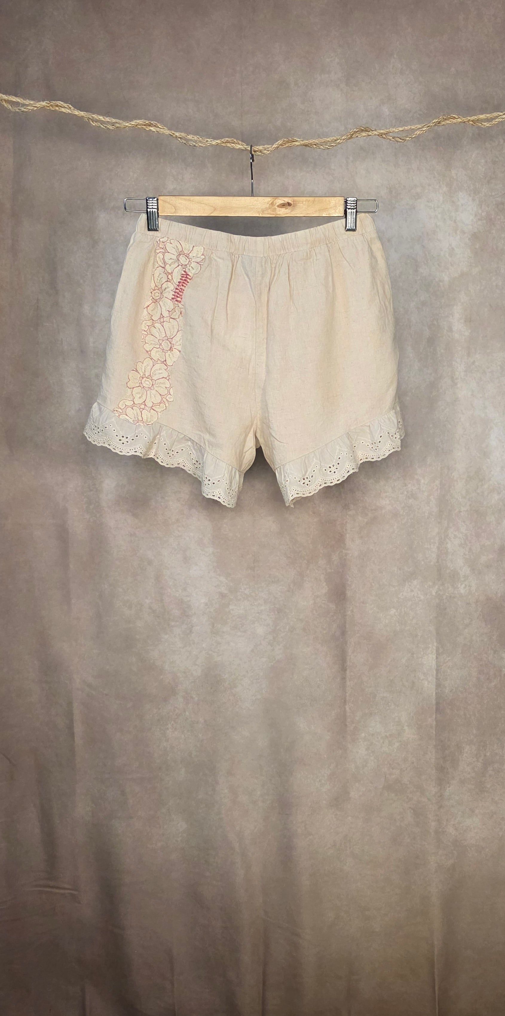 Shorts con delicati ricami floreali e bordo in pizzo sangallo