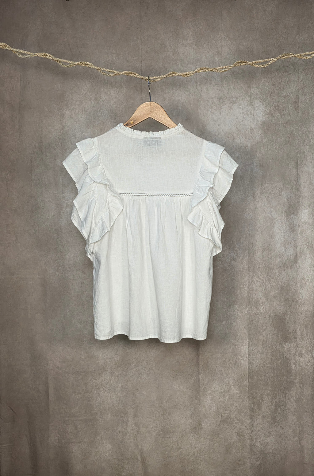 Camicia smanicata con volant in misto lino