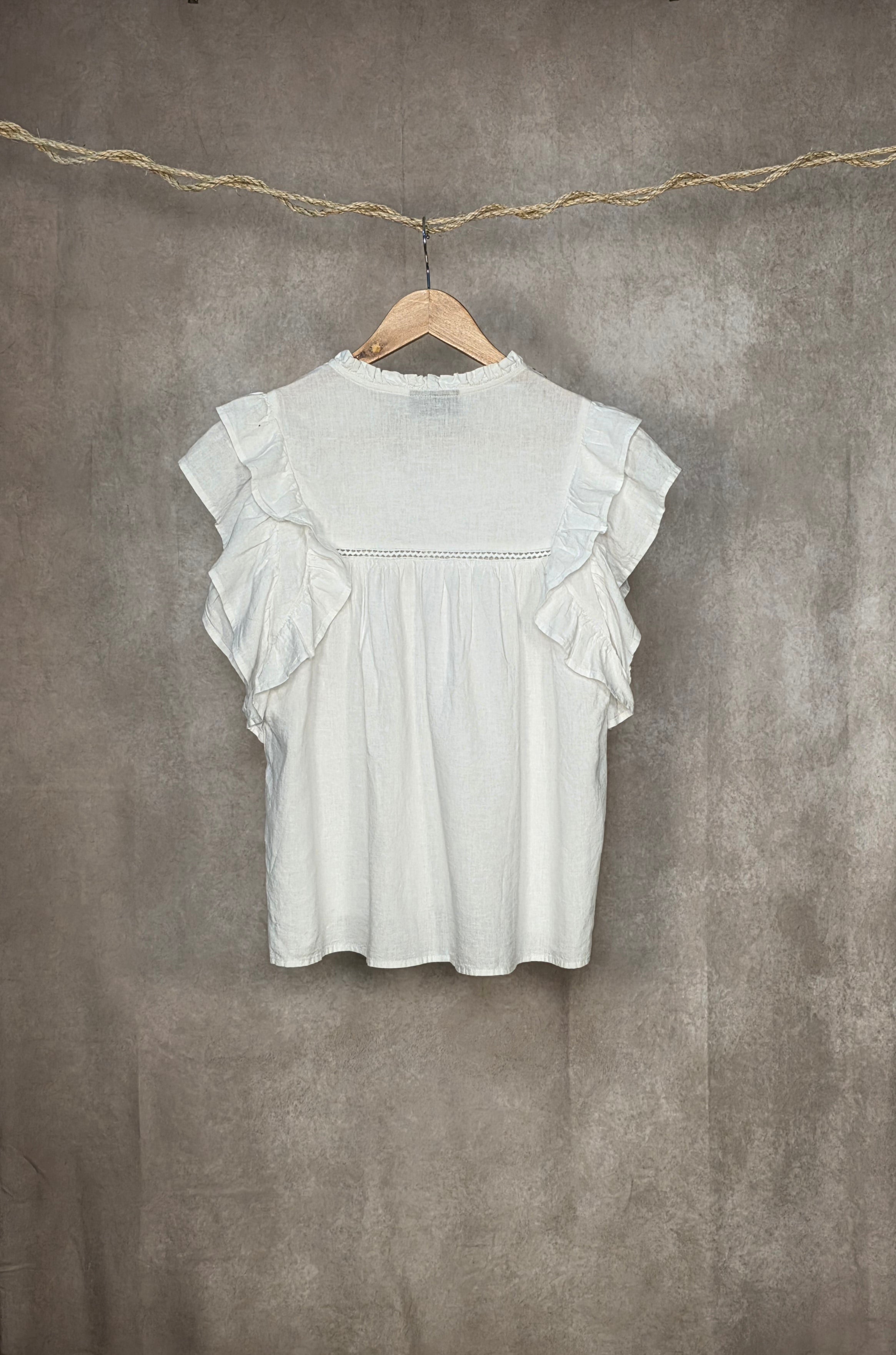 Camicia smanicata con volant in misto lino