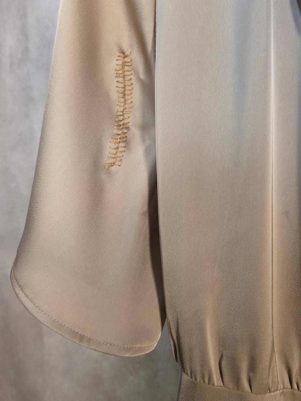 Abito a portafoglio in satin beige