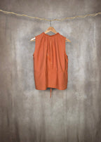 Camicia smanicata con scollo arricciato
