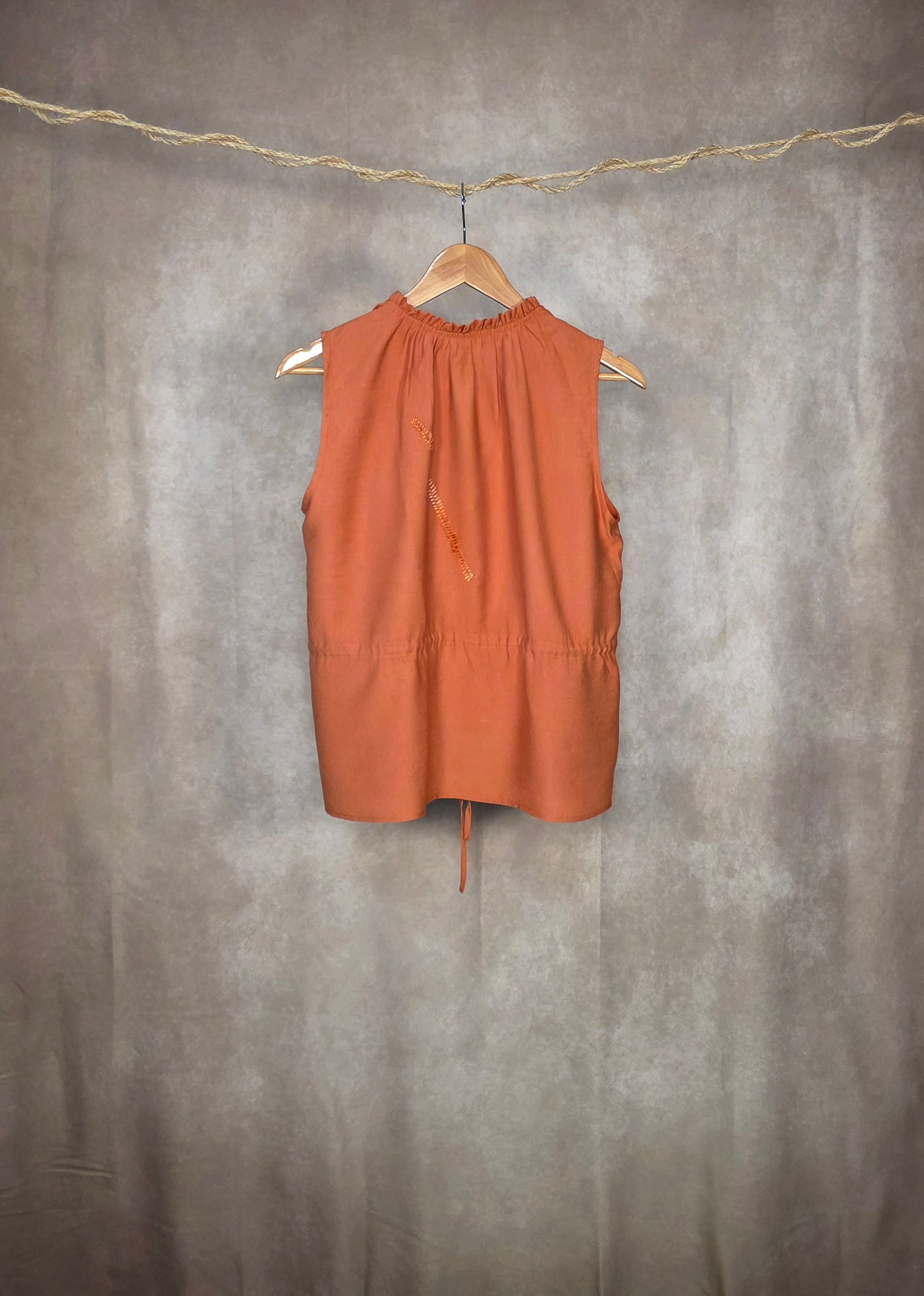 Camicia smanicata con scollo arricciato