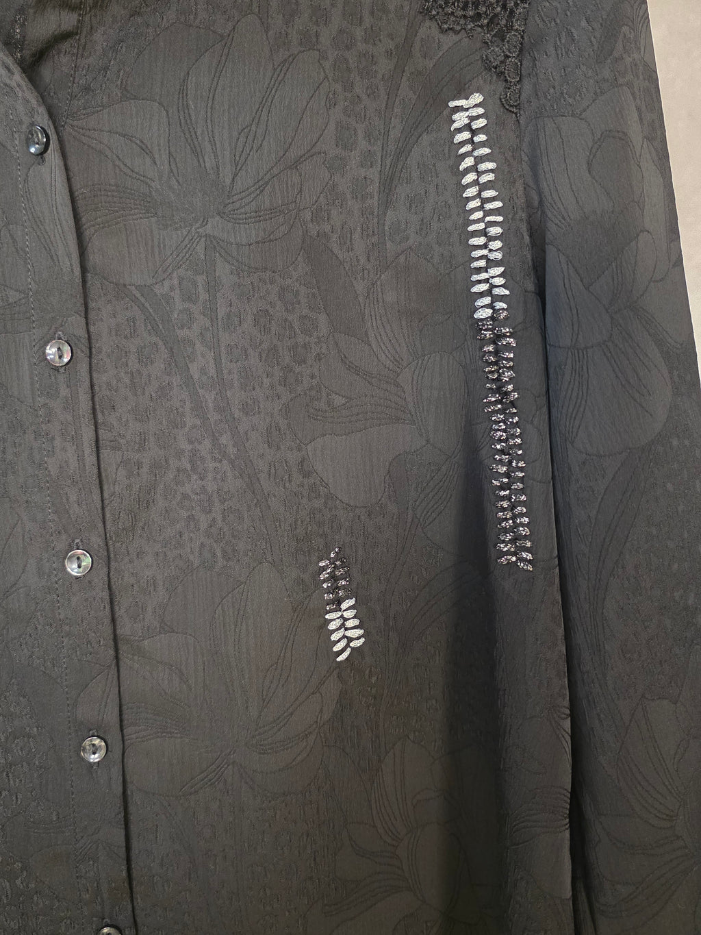 Camicia nera con inserti di pizzo