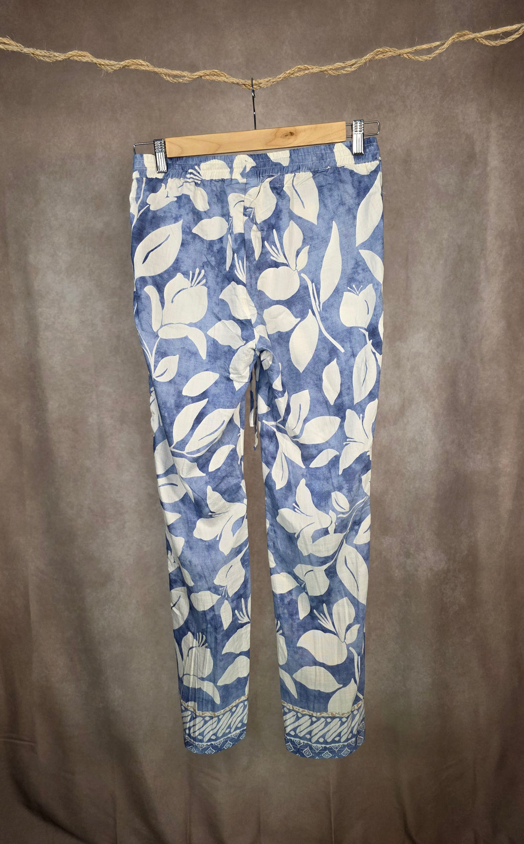 Pantaloni a gamba larga con stampa floreale