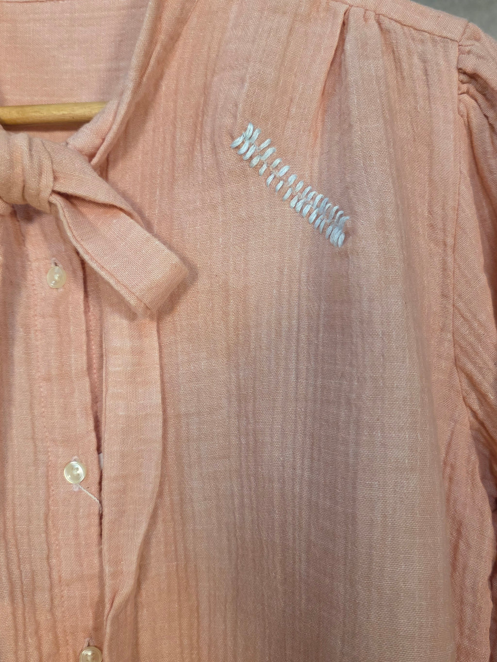 Camicia a maniche lunghe con fiocco al collo