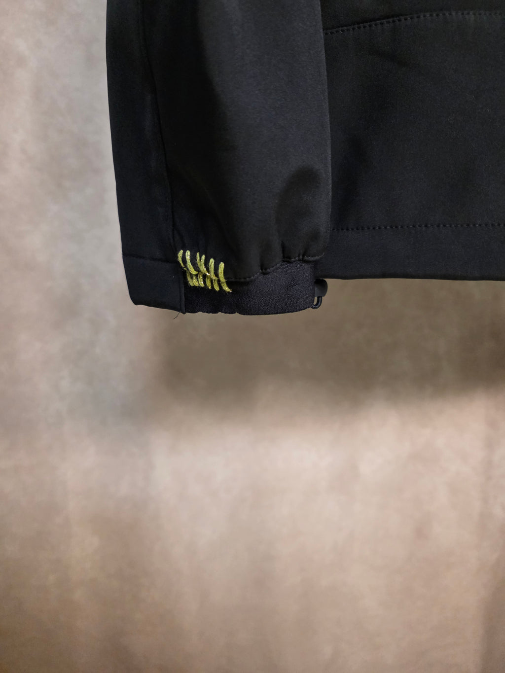 Giacca leggera tecnica con zip e cappuccio