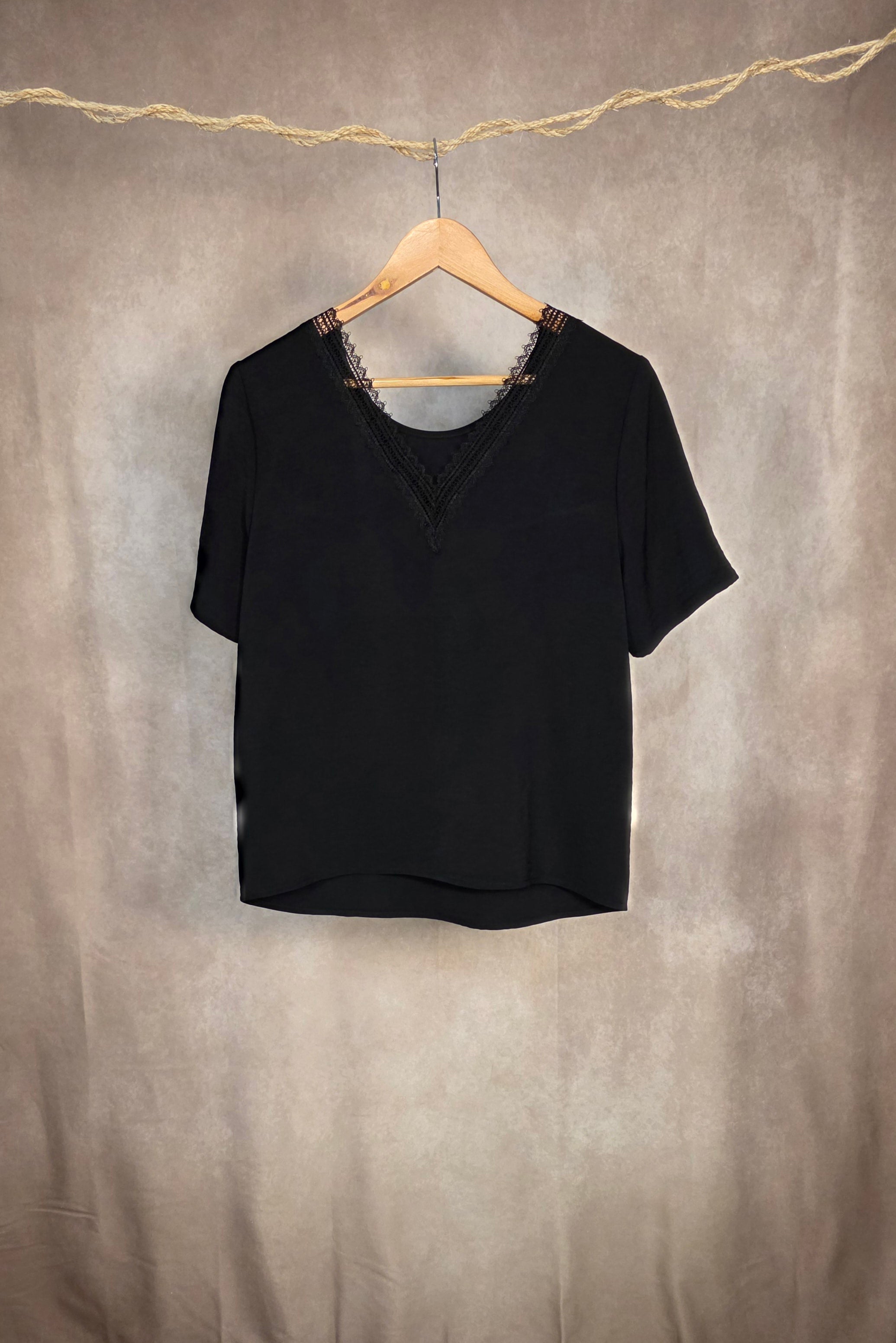T-Shirt a scollo V in pizzo