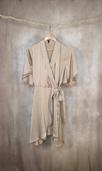 Abito a portafoglio in satin beige