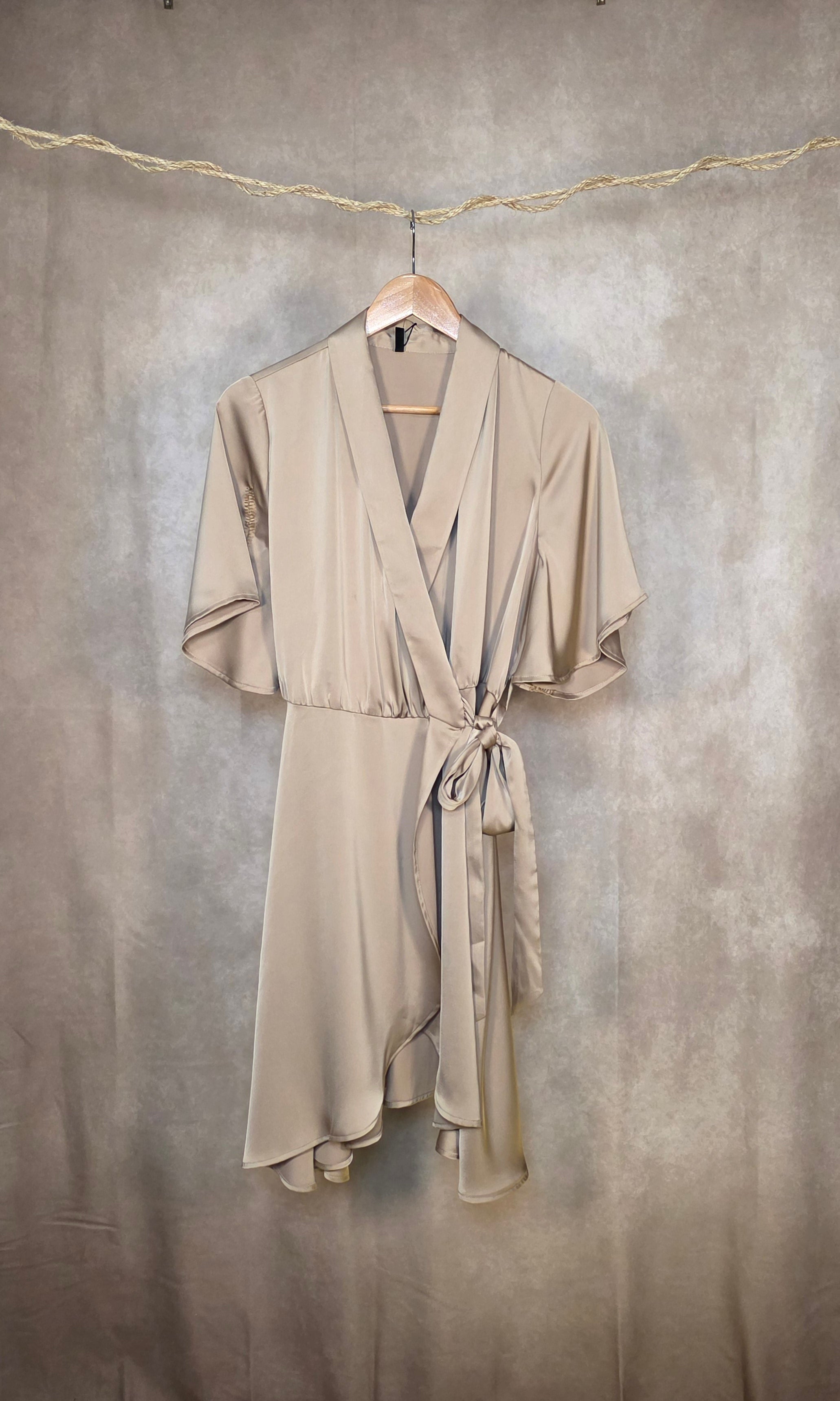 Abito a portafoglio in satin beige