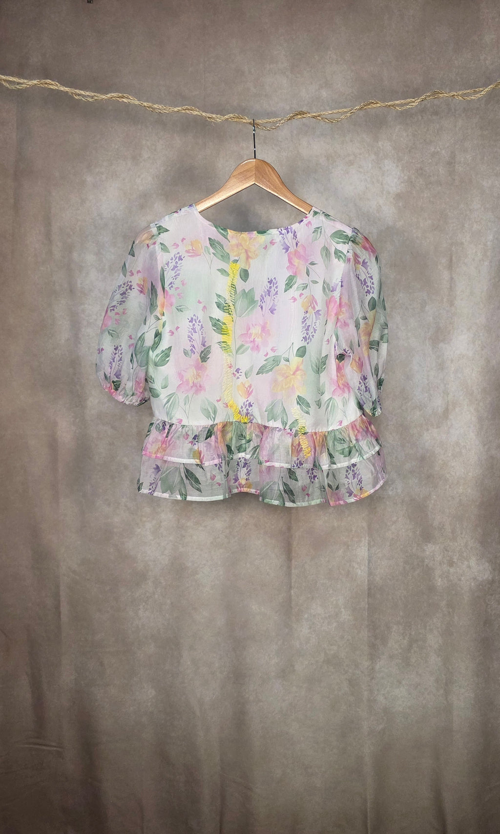 Camicia a balze con stampa floreale all-over in tonalità pastello