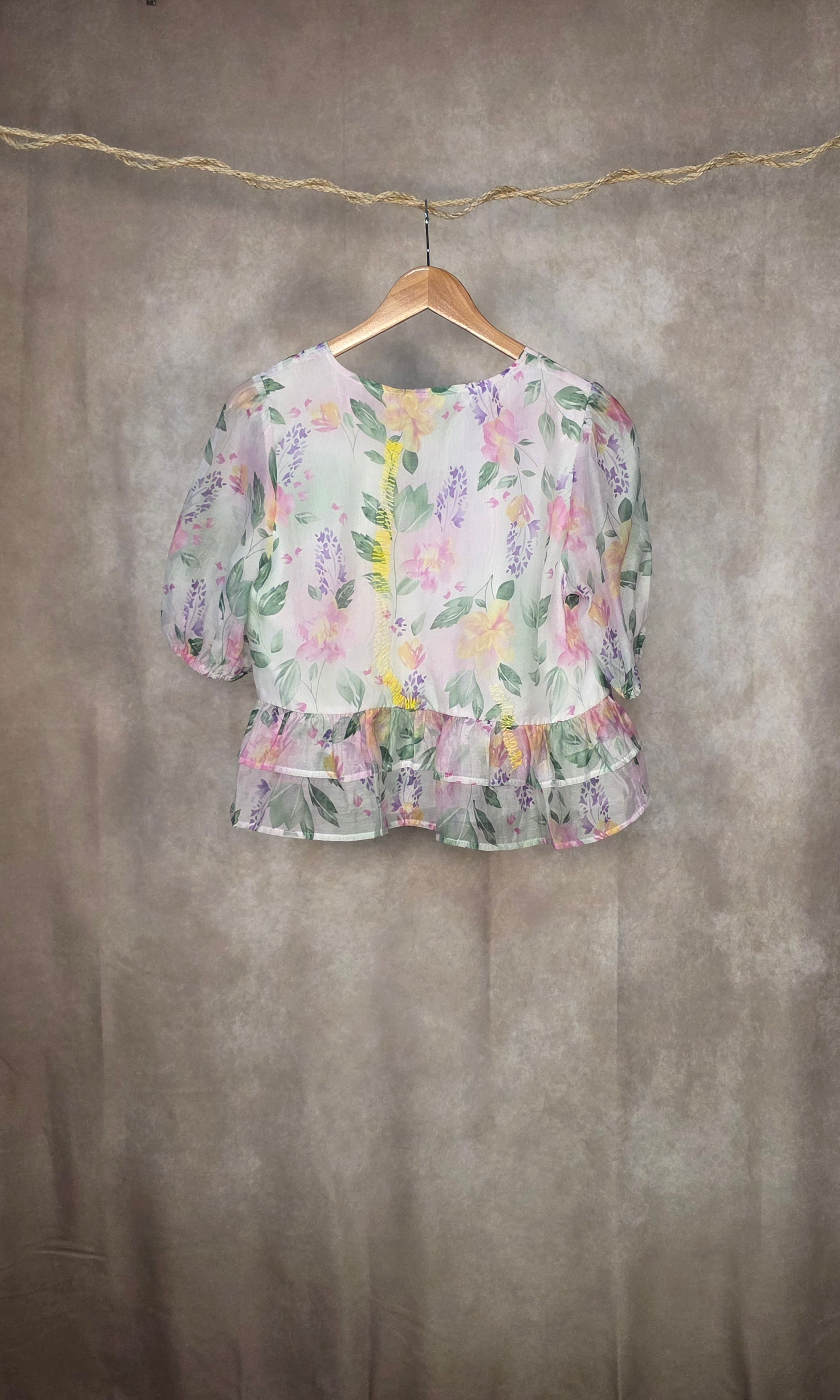 Camicia a balze con stampa floreale all-over in tonalità pastello