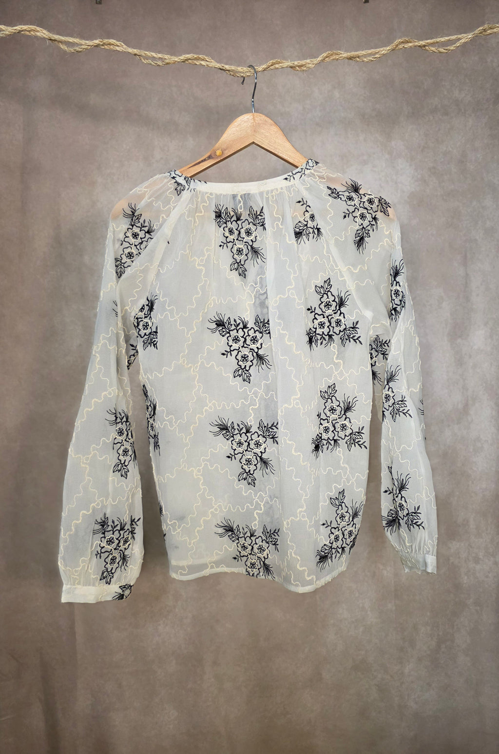 Camicia con ricami floreali neri