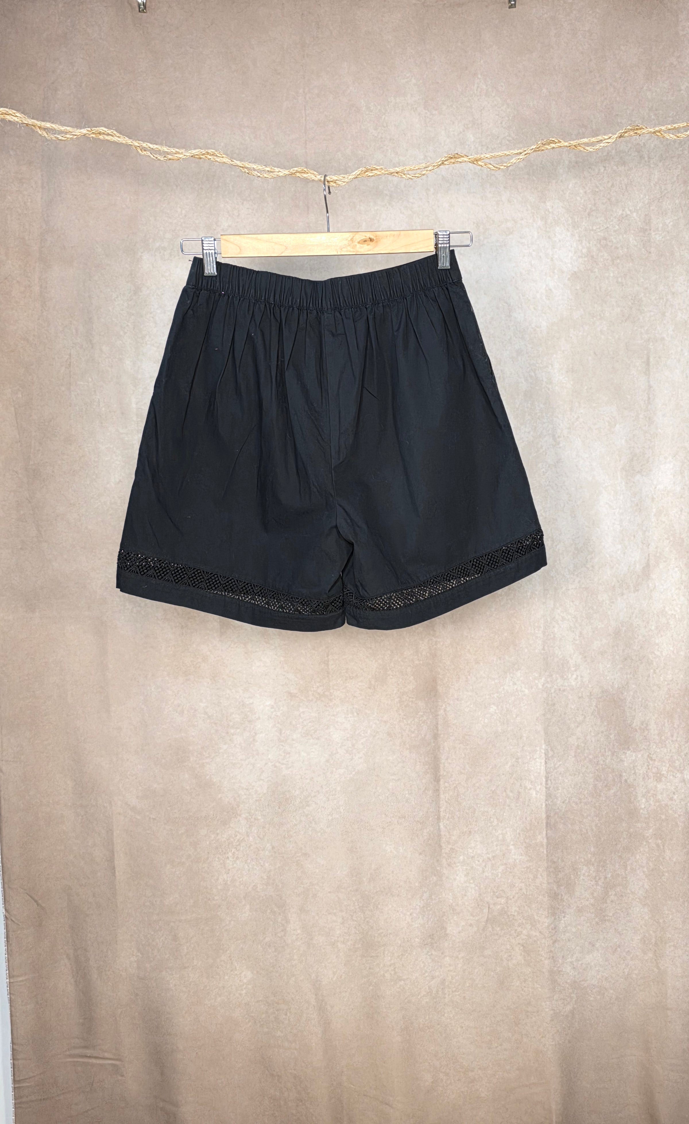 Shorts neri in cotone con bordo in pizzo