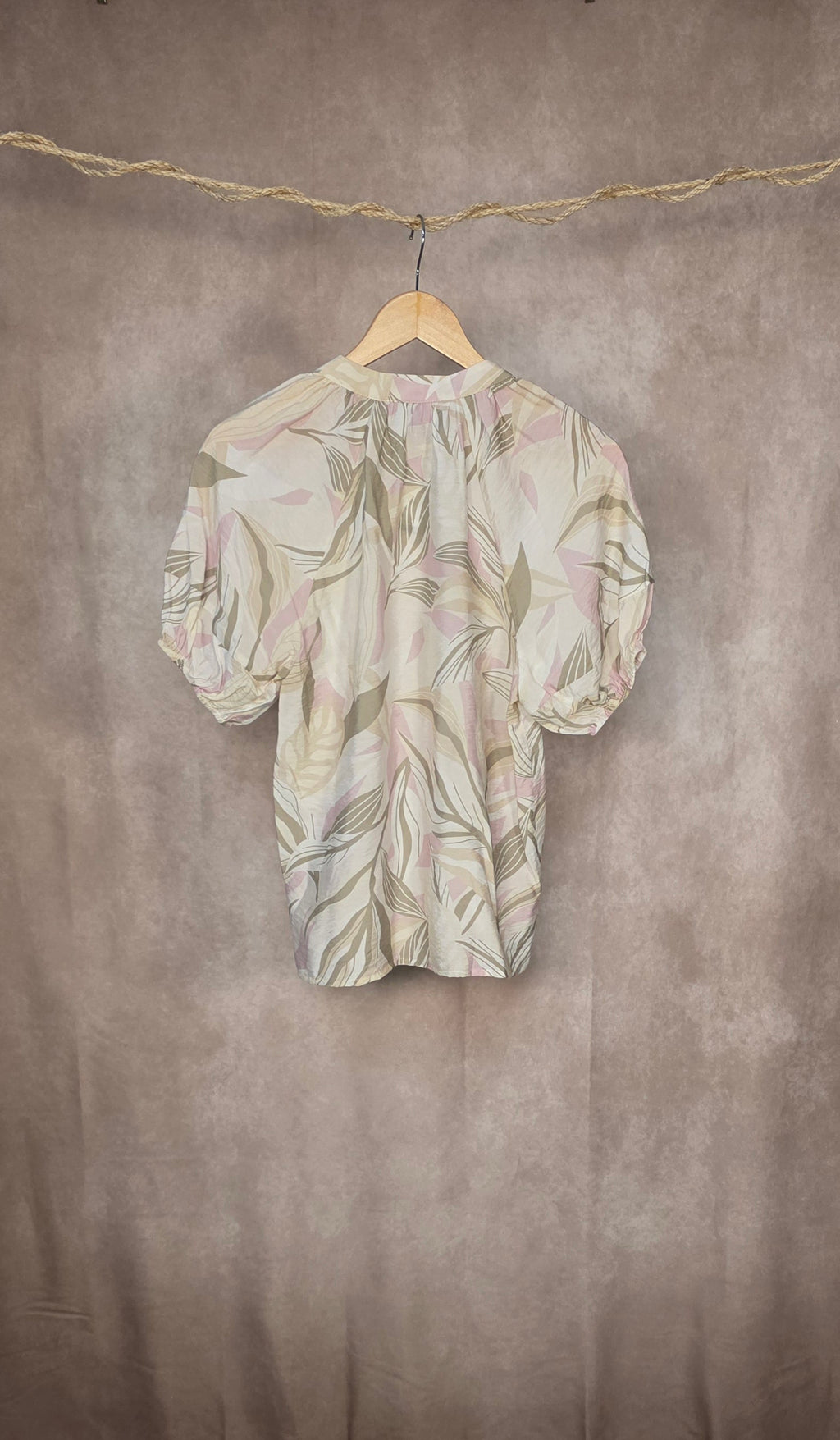 Camicia leggera con stampa botanica e maniche a sbuffo