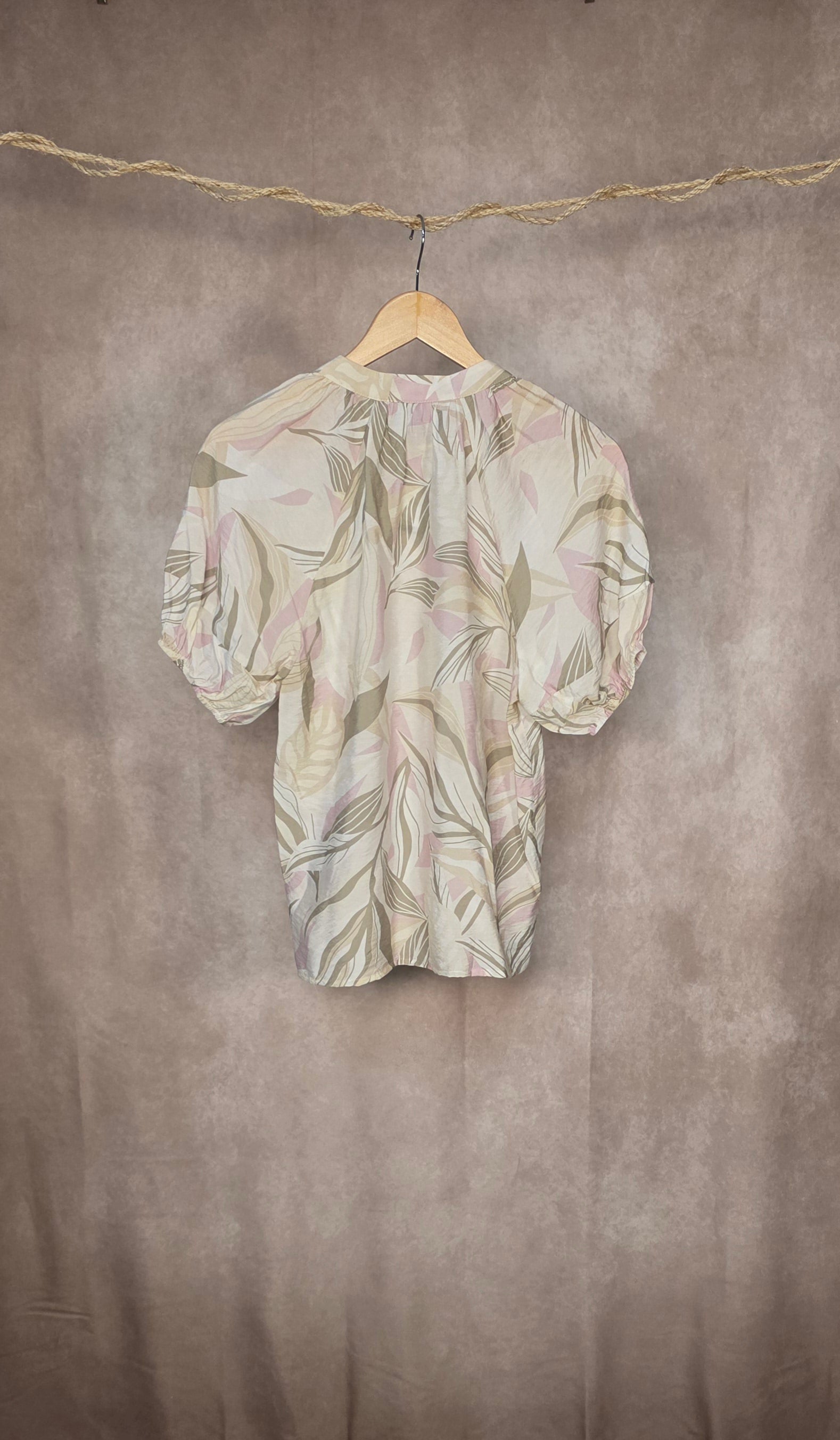 Camicia leggera con stampa botanica e maniche a sbuffo