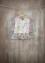 Camicia a balze con stampa floreale all-over in tonalità pastello