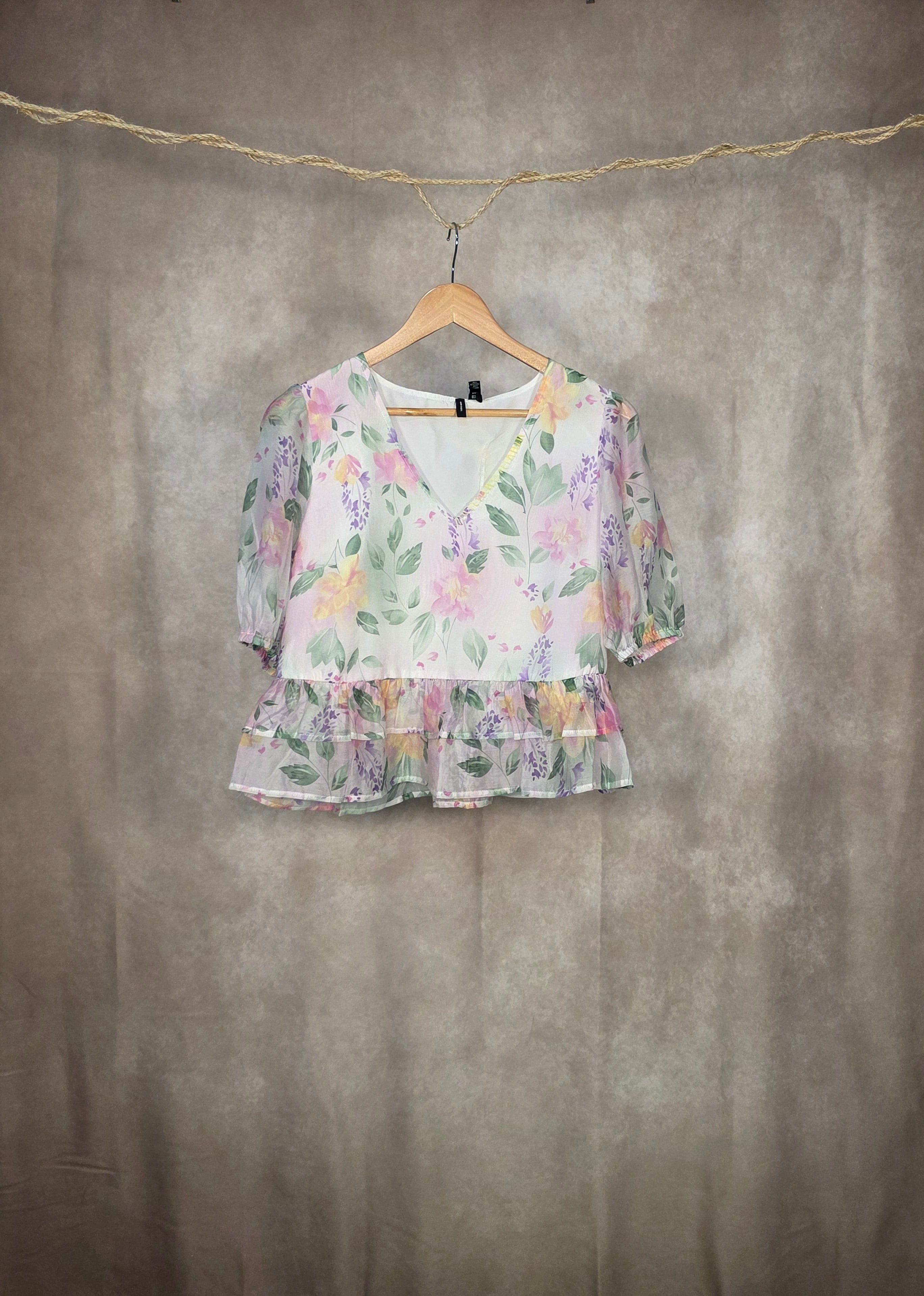 Camicia a balze con stampa floreale all-over in tonalità pastello