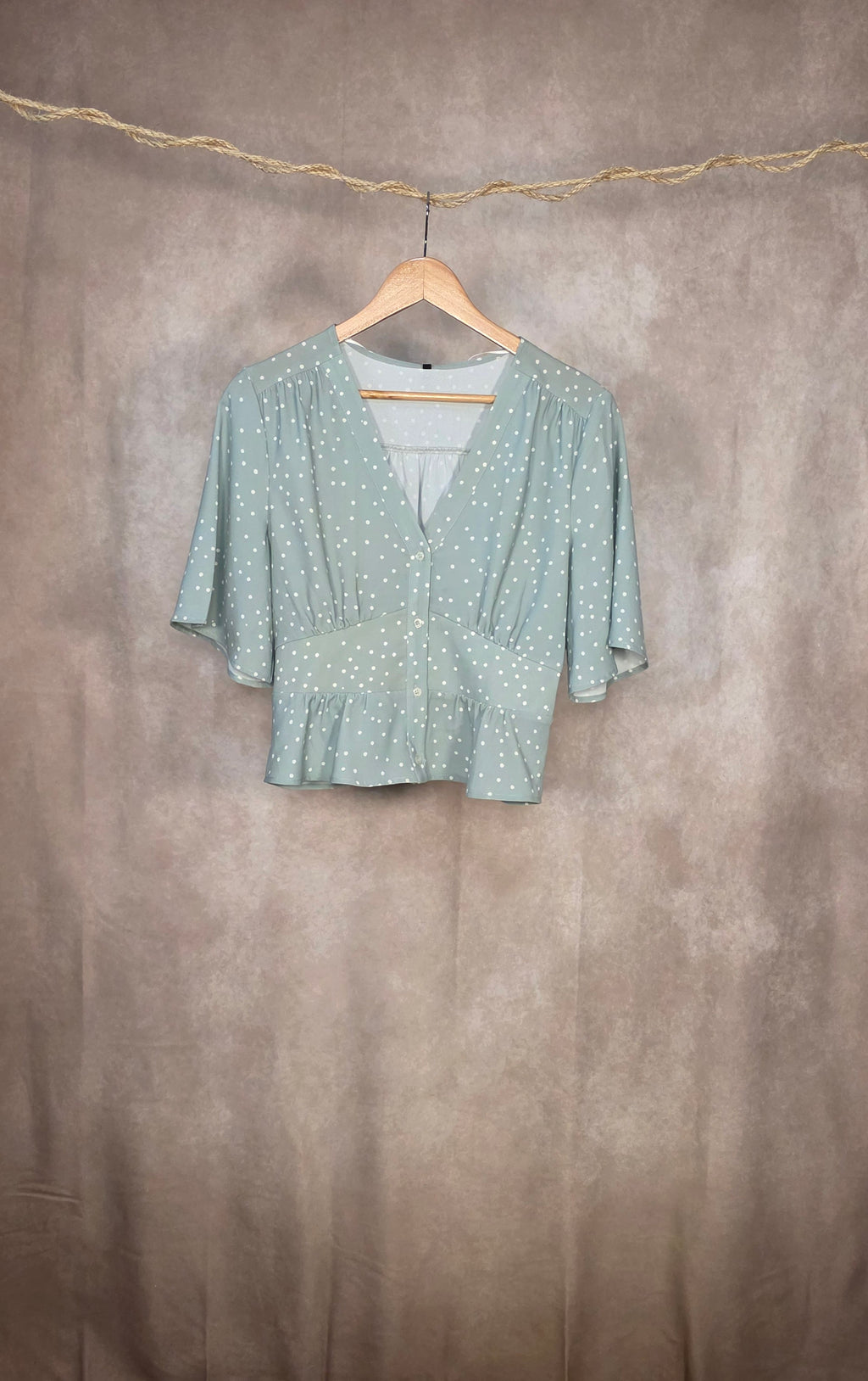 Camicia verde pastello a pois bianchi