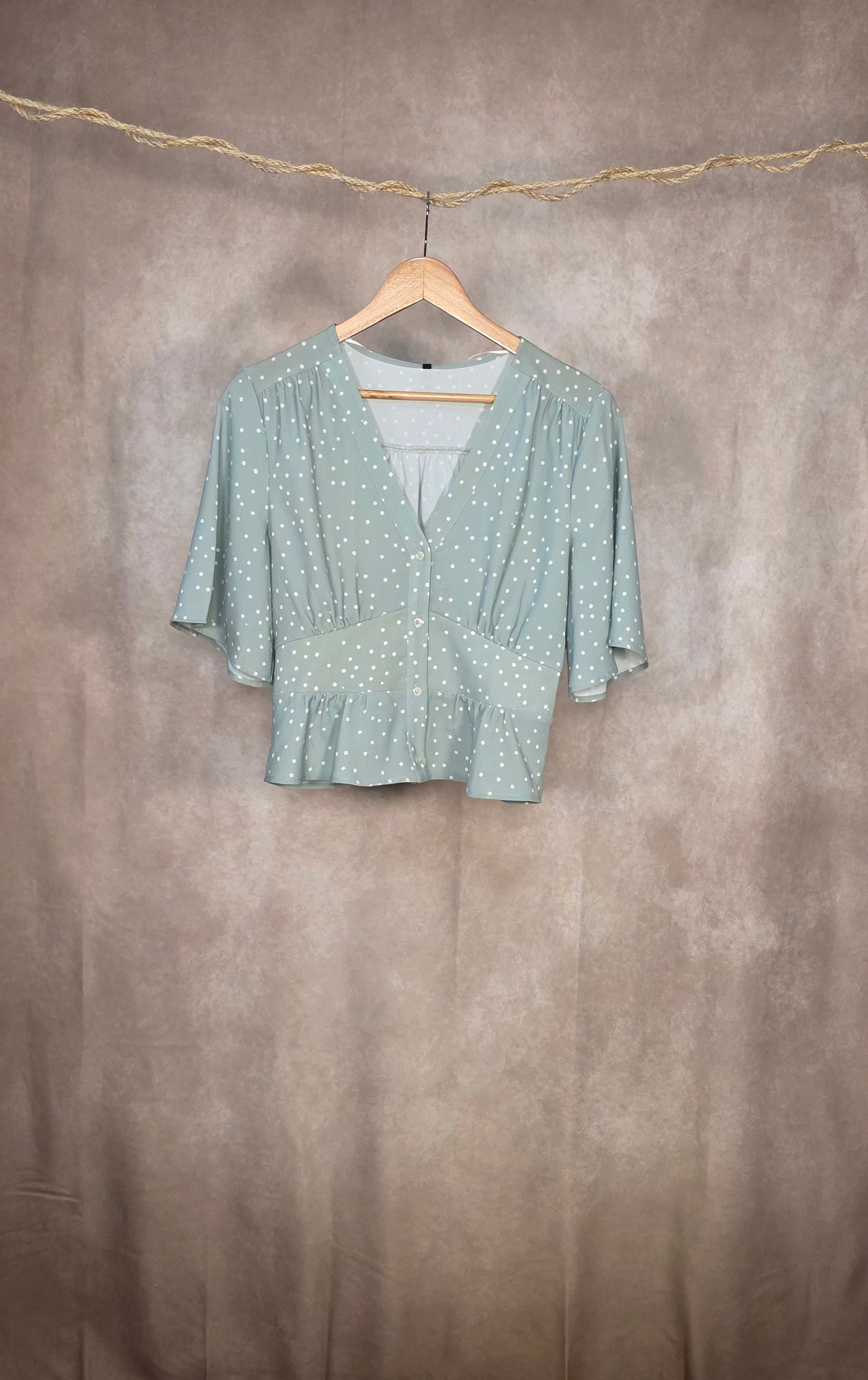 Camicia verde pastello a pois bianchi