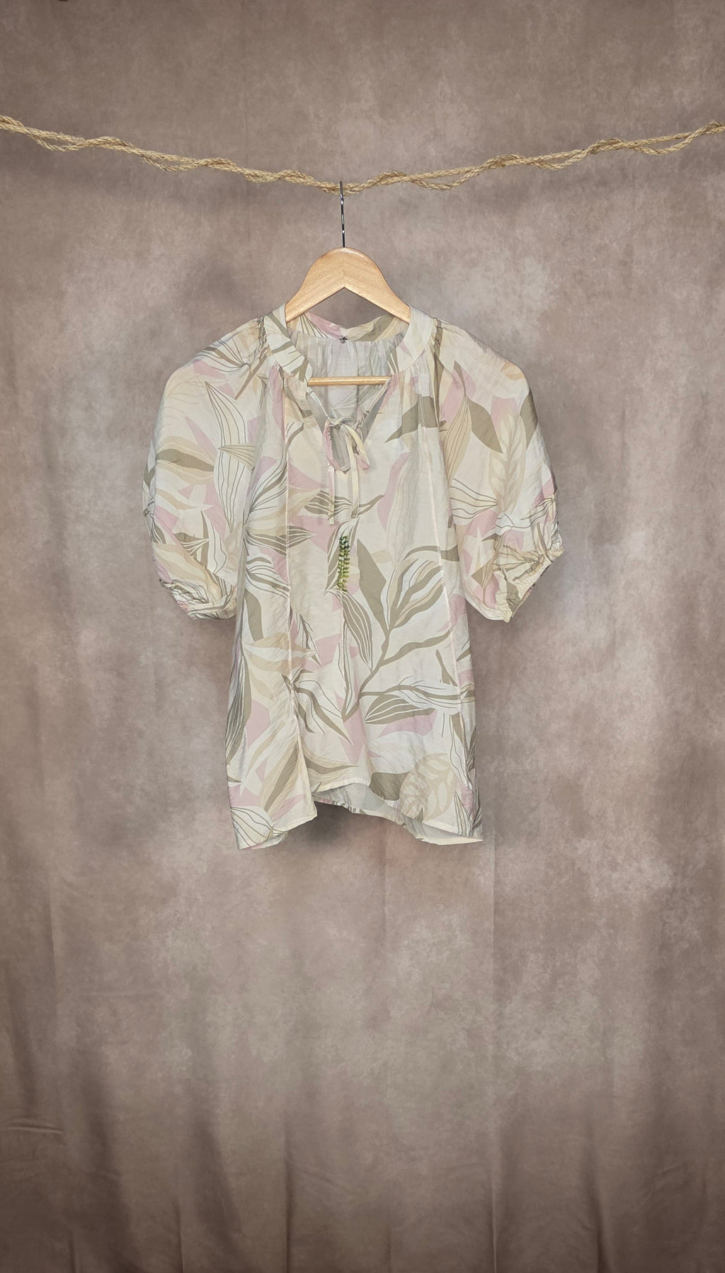 Camicia leggera con stampa botanica e maniche a sbuffo