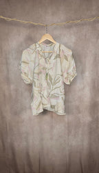 Camicia leggera con stampa botanica e maniche a sbuffo