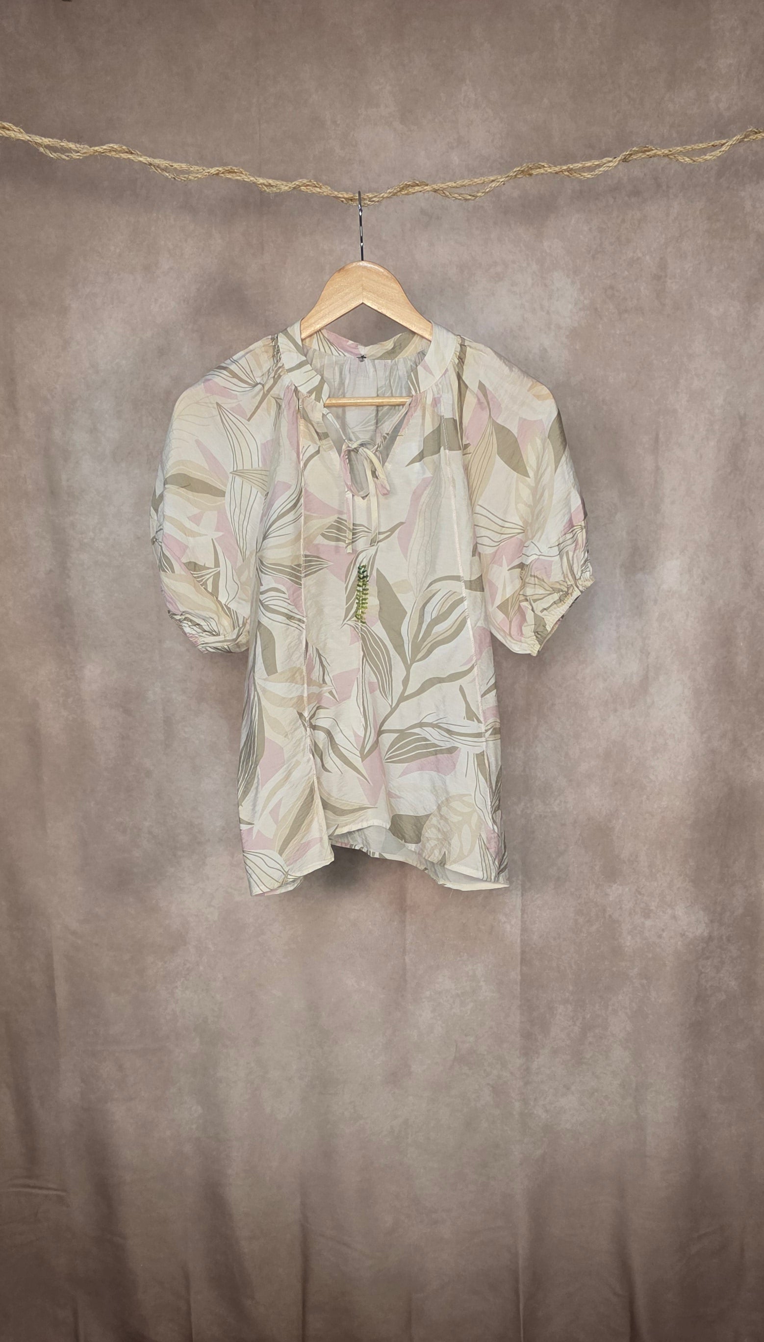 Camicia leggera con stampa botanica e maniche a sbuffo