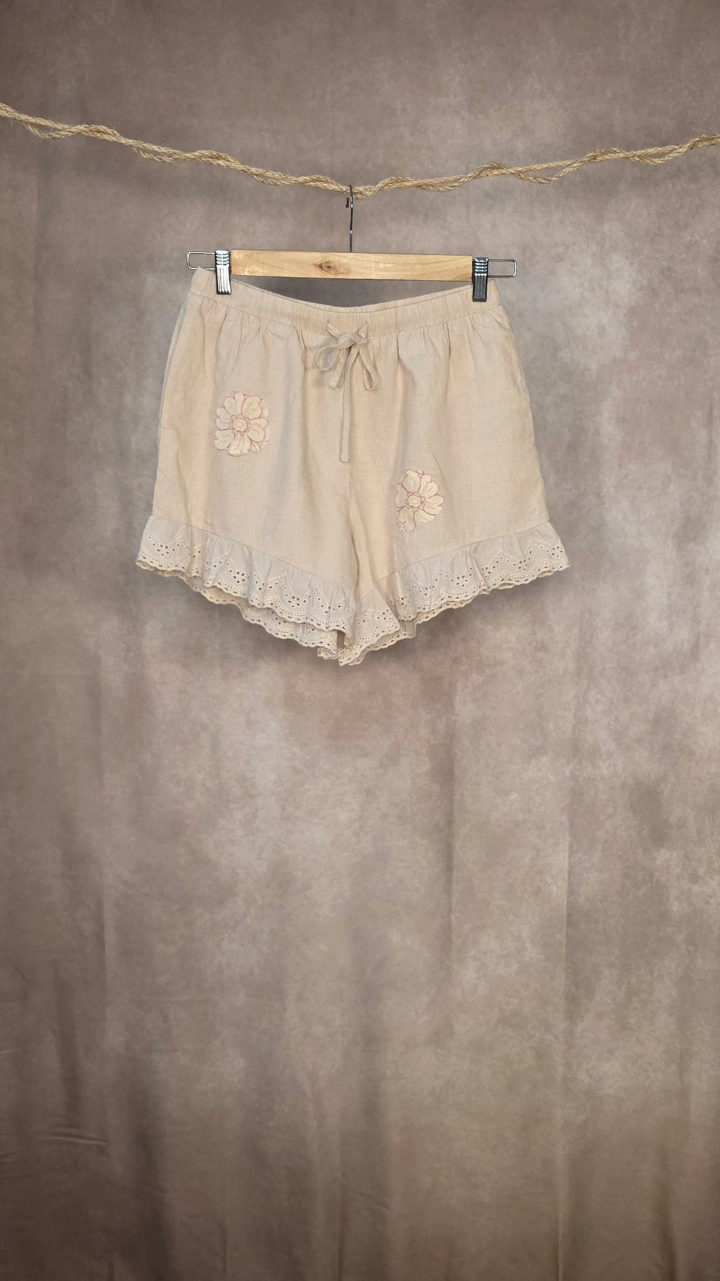 Shorts con delicati ricami floreali e bordo in pizzo sangallo
