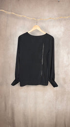 Camicia con scollo decorato da micropaillettes