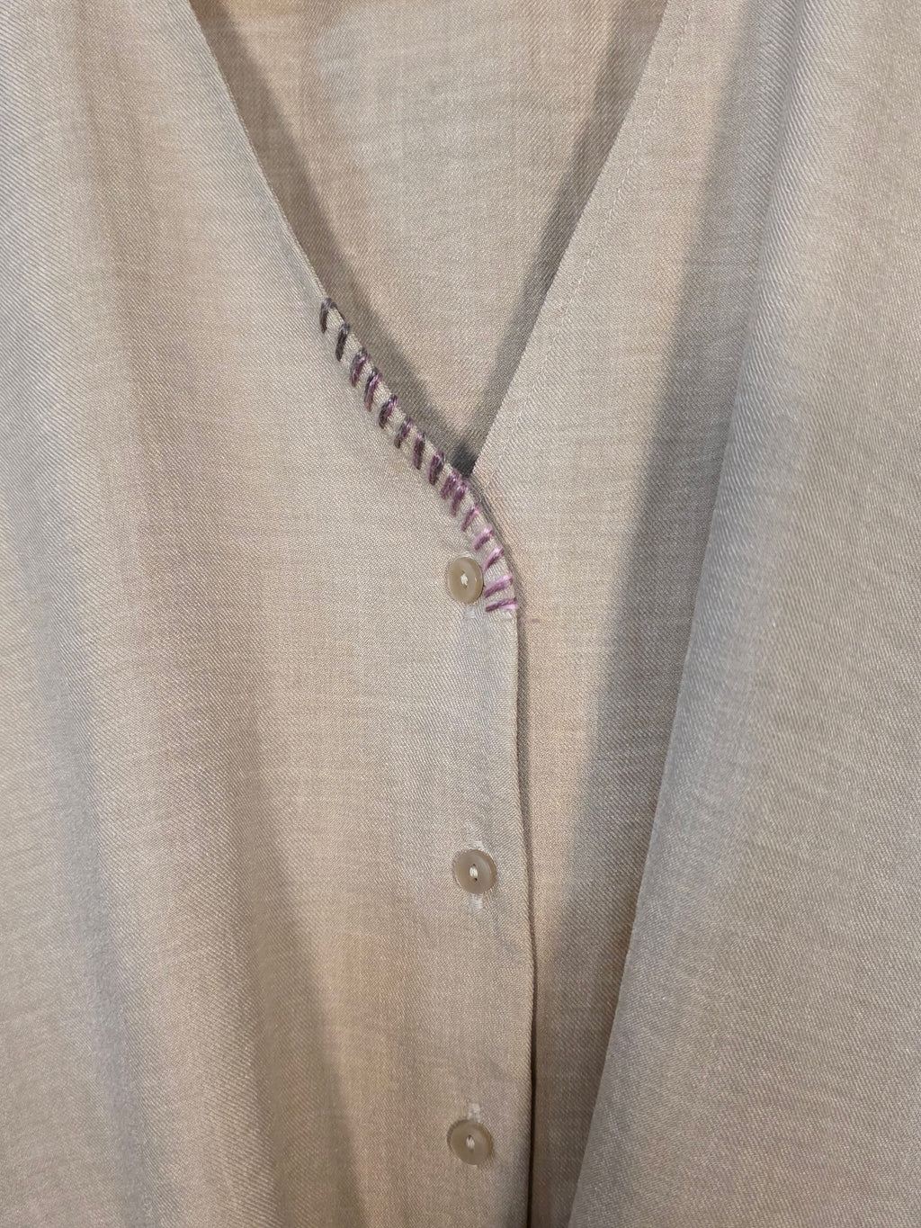 Camicia a scollo V e nodo in vita