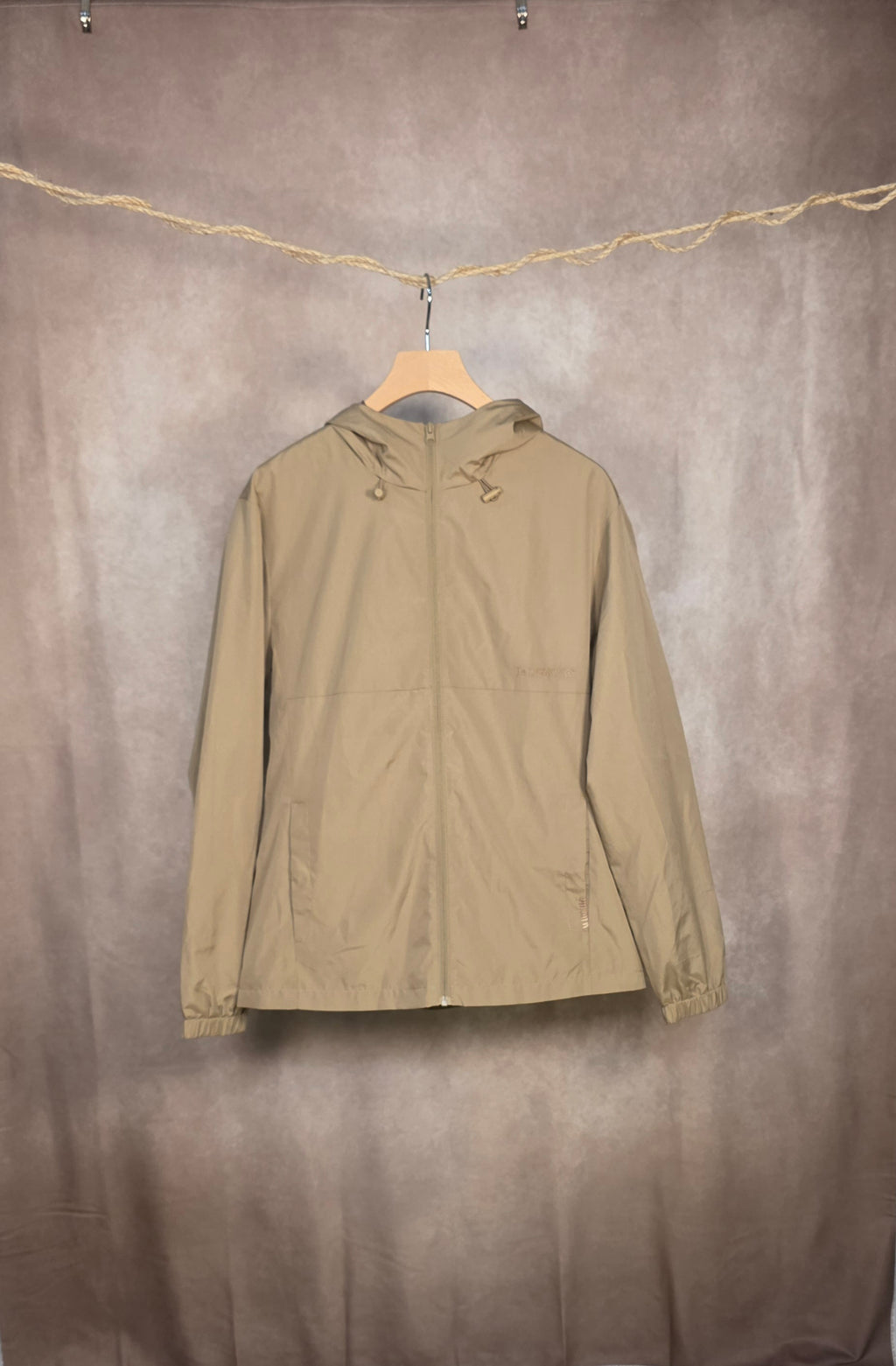 Giacca a vento beige con cappuccio