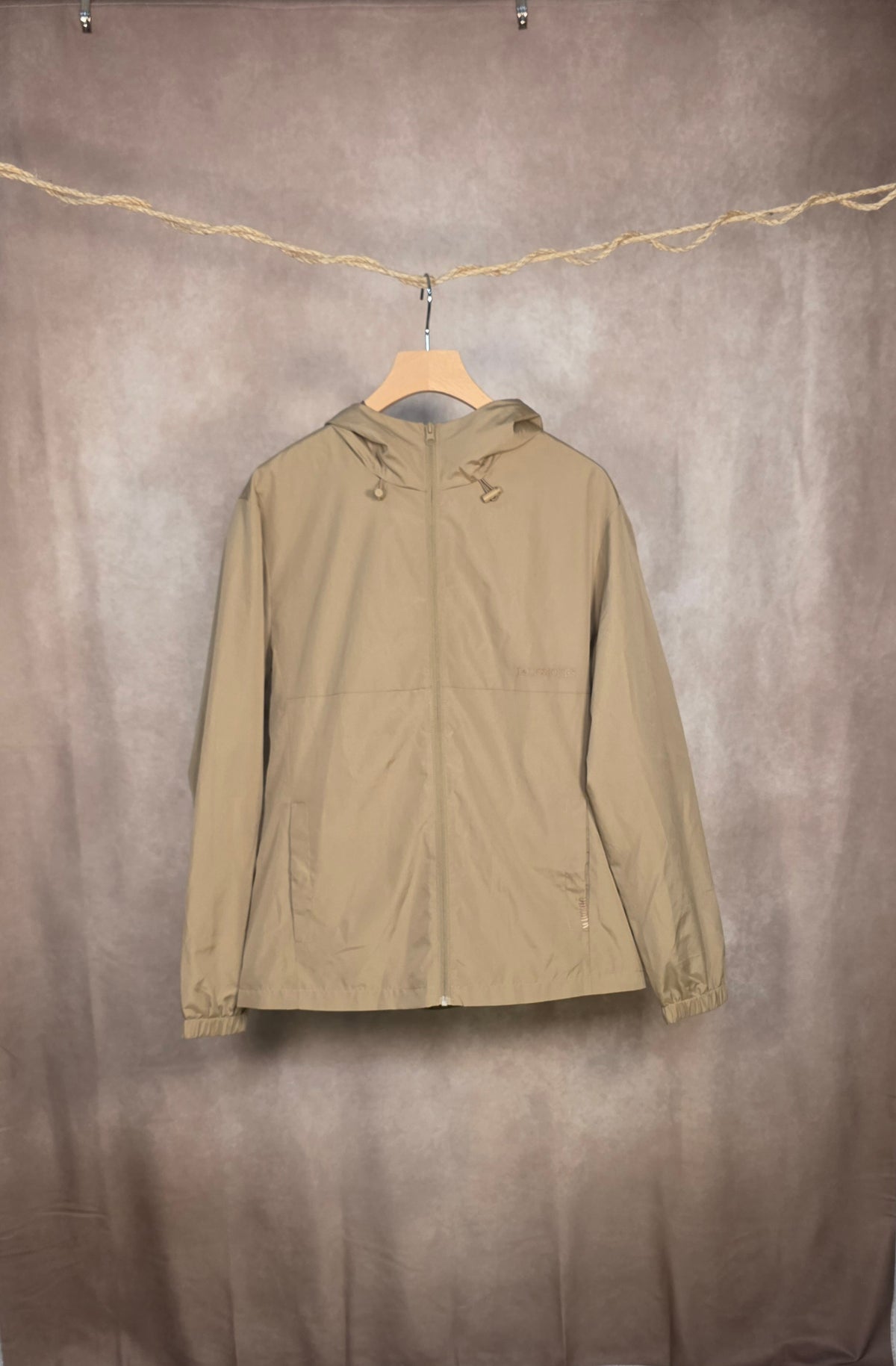Giacca a vento beige con cappuccio
