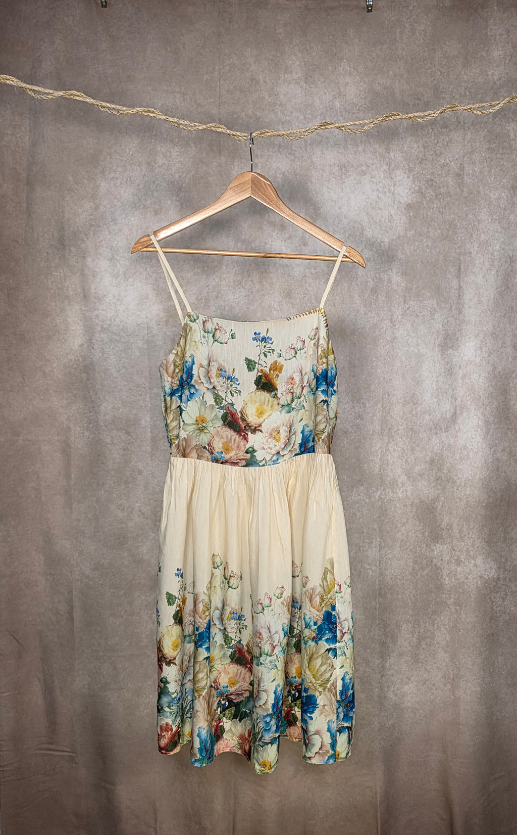 Abito beige a stampa floreale con spalline sottili