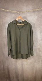 Camicia oversize verde oliva con maniche lunghe e colletto classico