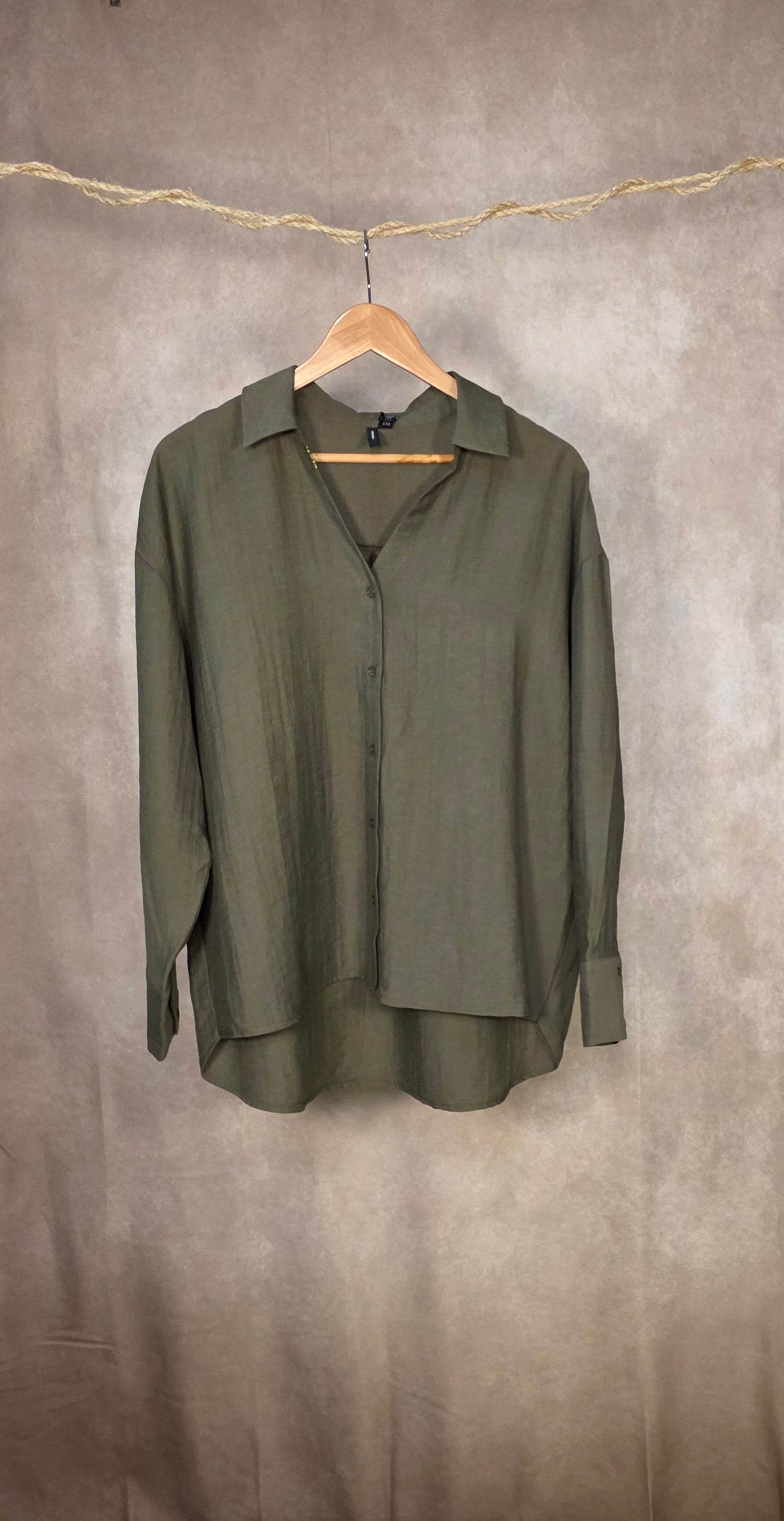 Camicia oversize verde oliva con maniche lunghe e colletto classico