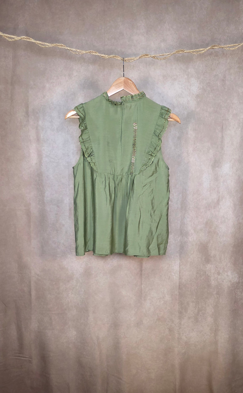 Camicia smanicata in sangallo
