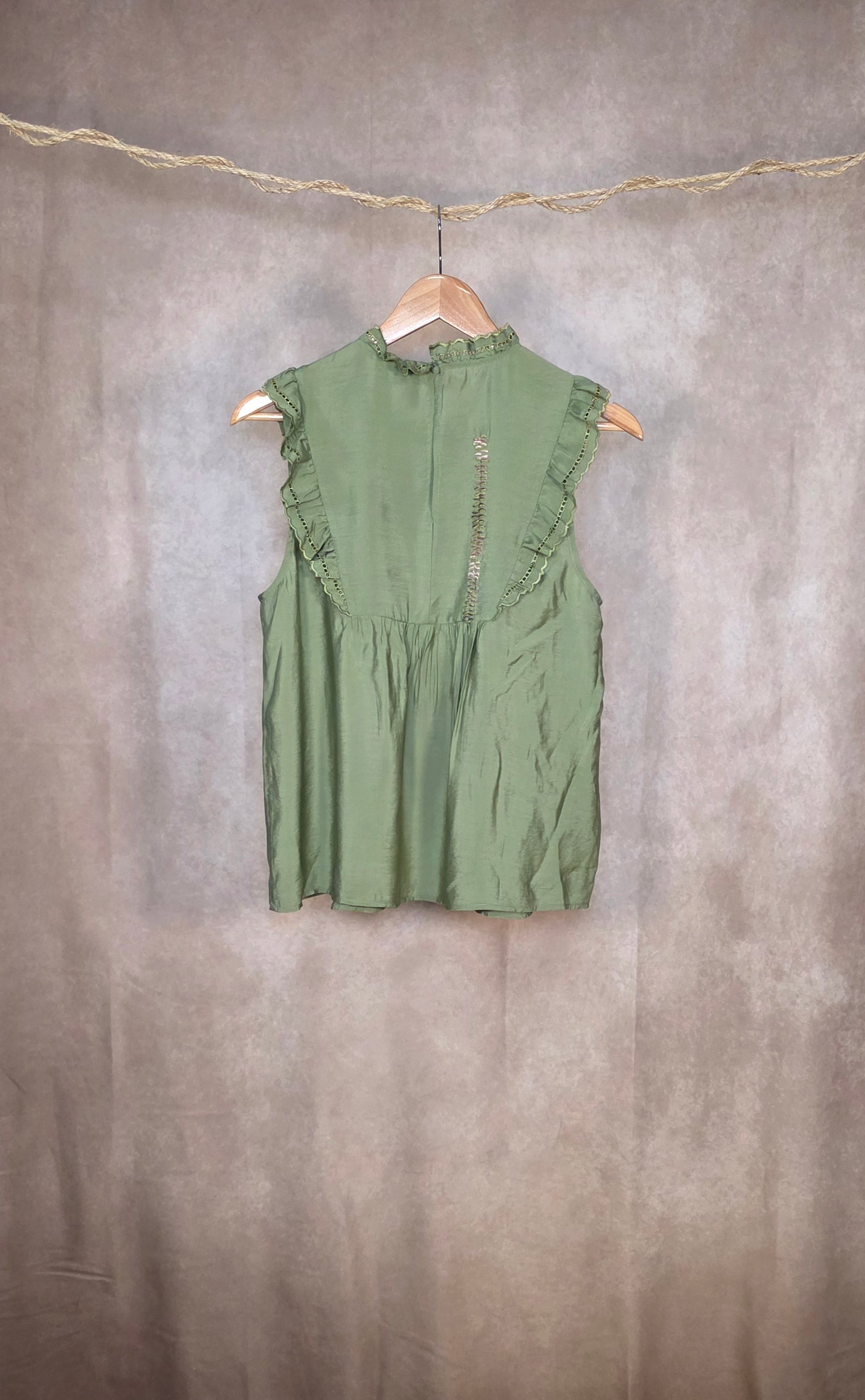 Camicia smanicata in sangallo
